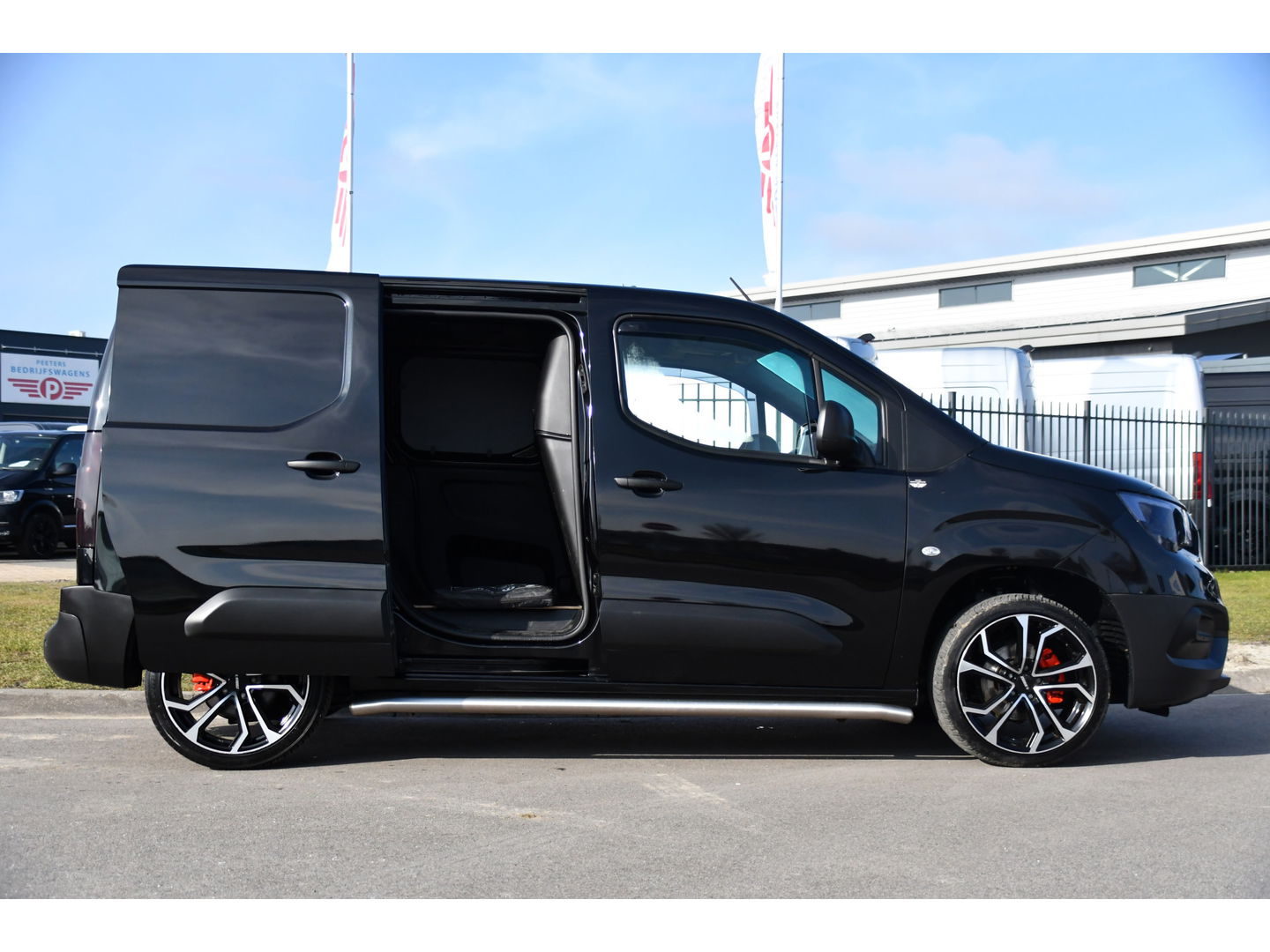 Opel Combo 1.5D L1H1 Black Edition Cruise, Carplay, 102pk, Multimedia, Trekhaak, Airco, Sensoren, Uniek!