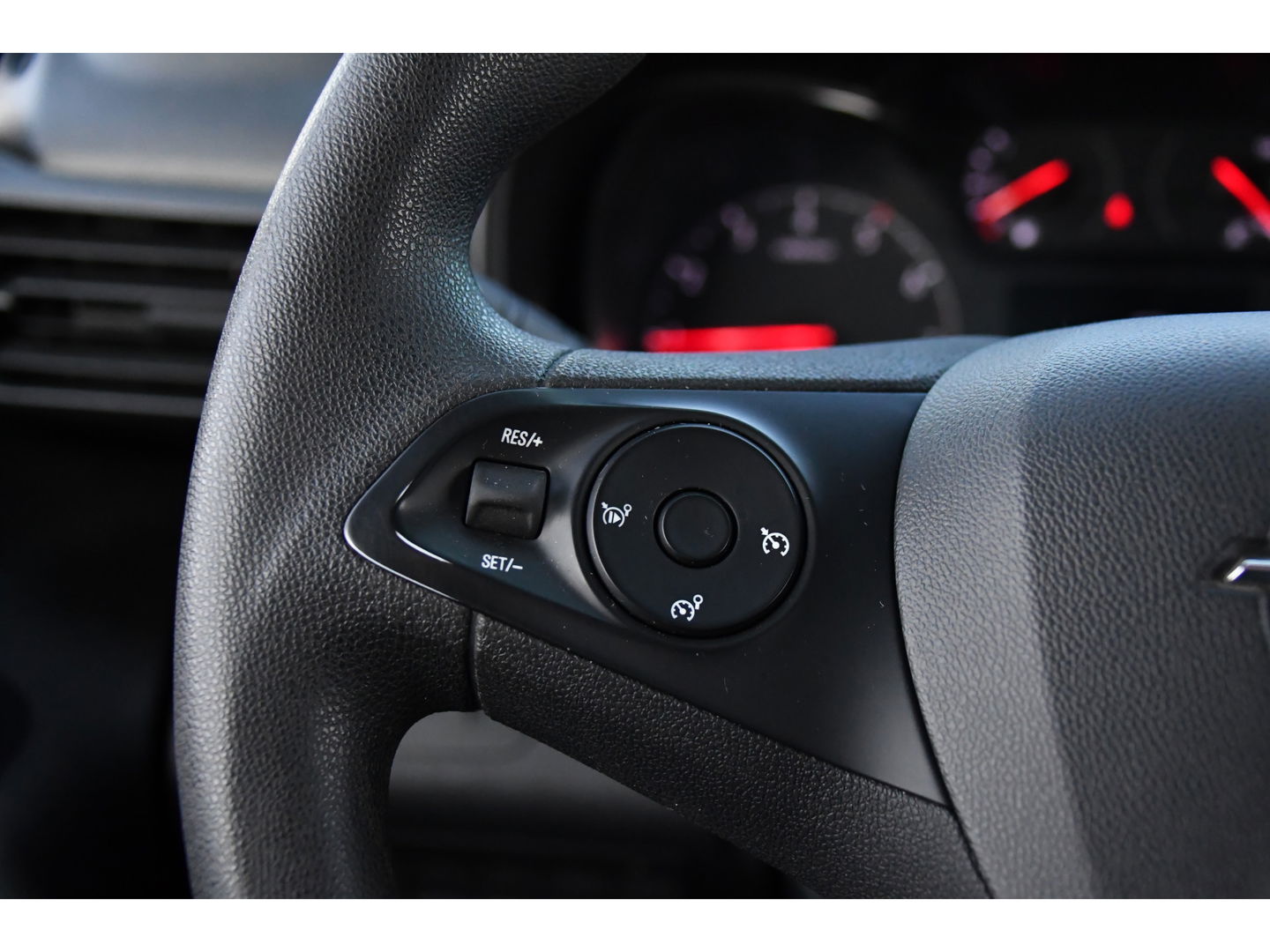 Opel Combo 1.5D L1H1 Black Edition Cruise, Carplay, 102pk, Multimedia, Trekhaak, Airco, Sensoren, Uniek!