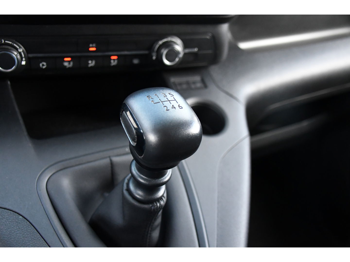 Opel Combo 1.5D L1H1 Black Edition Cruise, Carplay, 102pk, Multimedia, Trekhaak, Airco, Sensoren, Uniek!