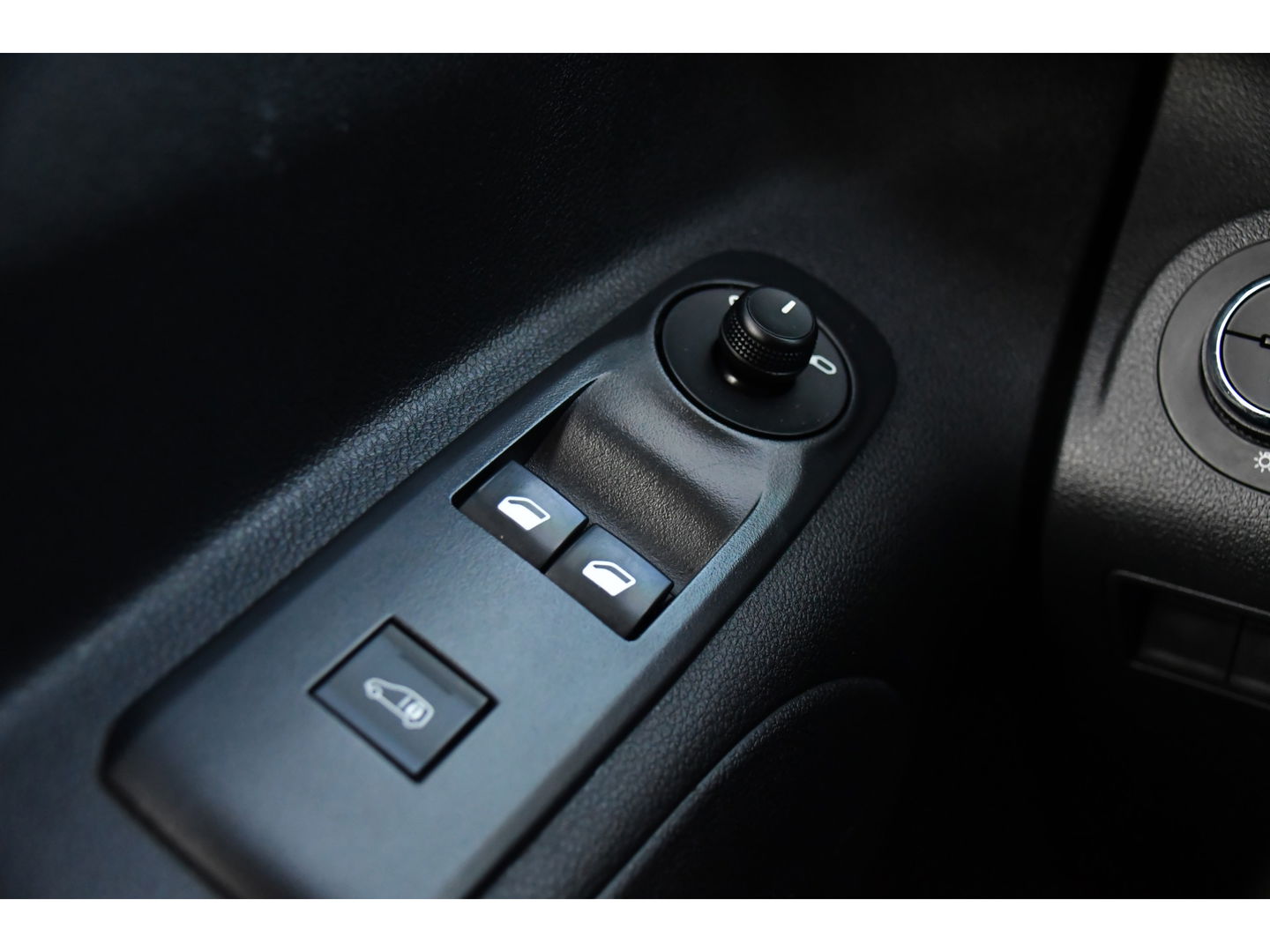 Opel Combo 1.5D L1H1 Black Edition Cruise, Carplay, 102pk, Multimedia, Trekhaak, Airco, Sensoren, Uniek!