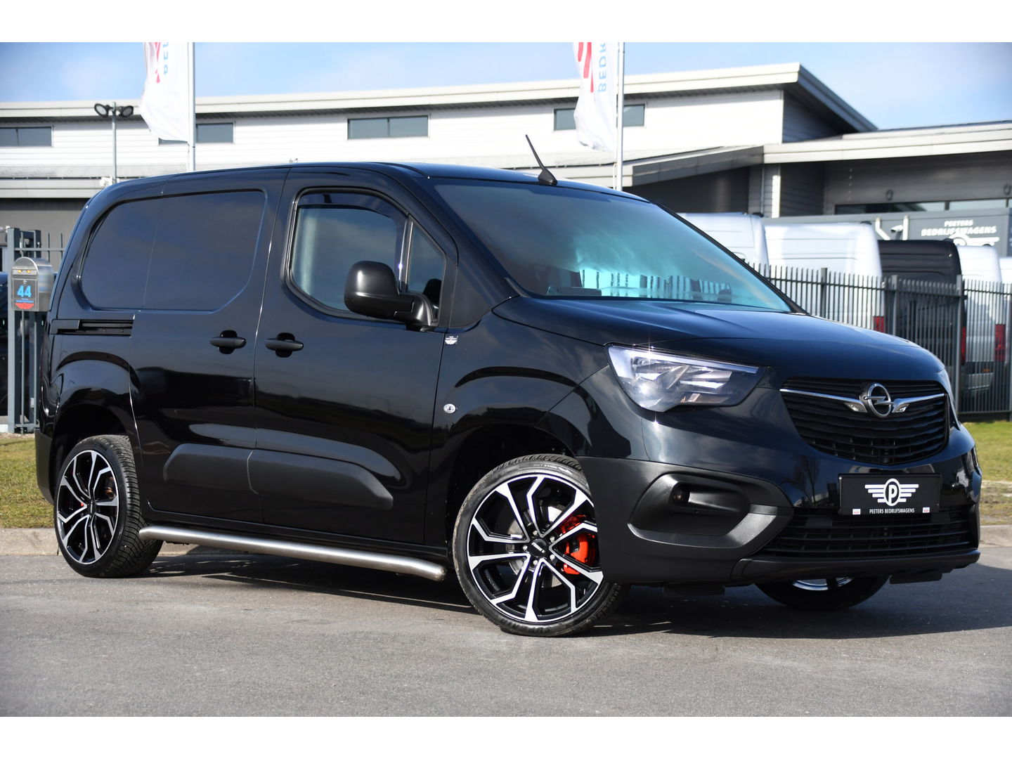 Opel Combo 1.5D L1H1 Black Edition Cruise, Carplay, 102pk, Multimedia, Trekhaak, Airco, Sensoren, Uniek!