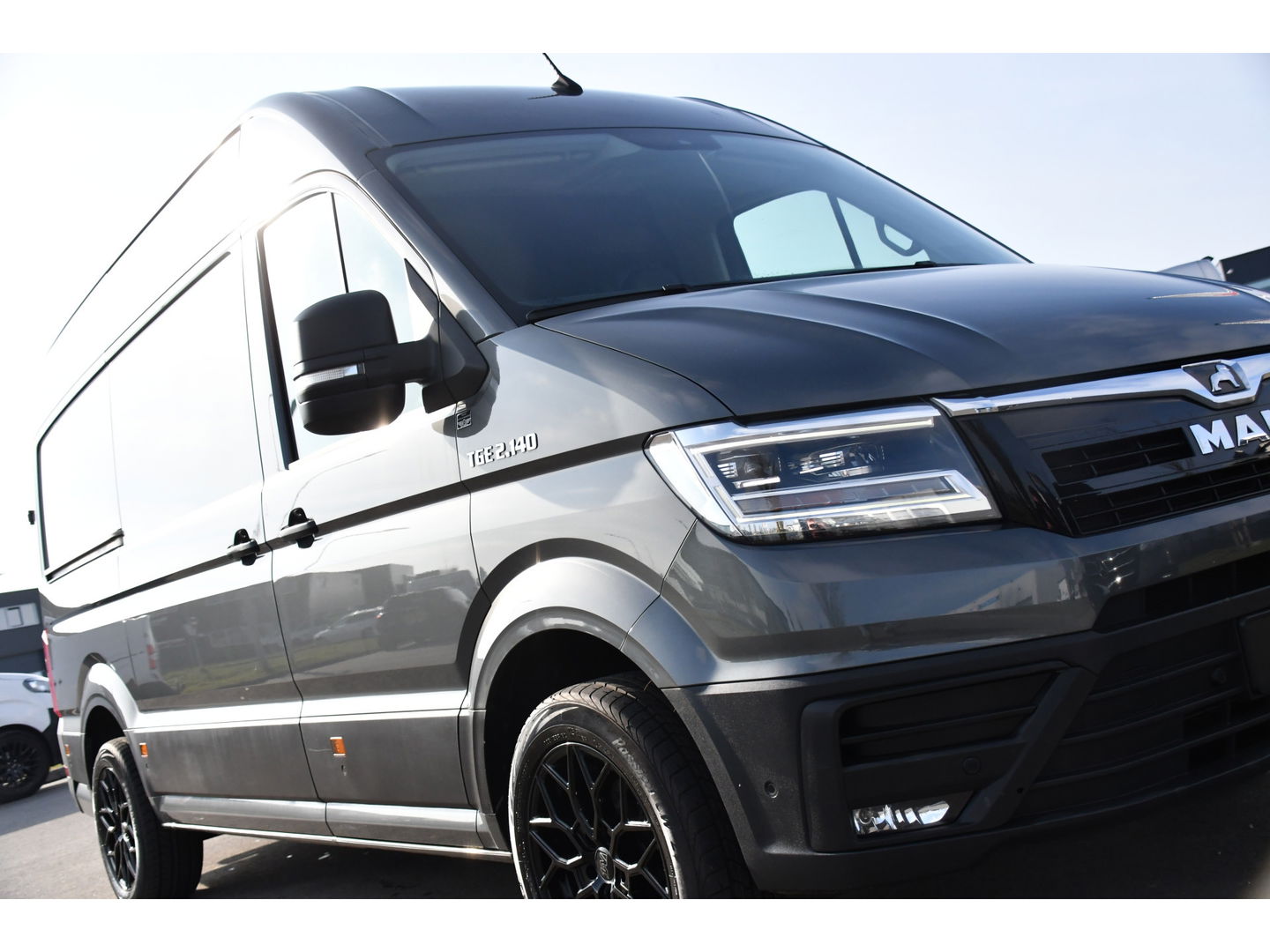 MAN TGE 2.0 L3H3 PB Edition Camera, Cruise, Carplay, LED, Clima, Stoelverwarming, Trekhaak, 140pk, Sensoren, Leder, Uniek!