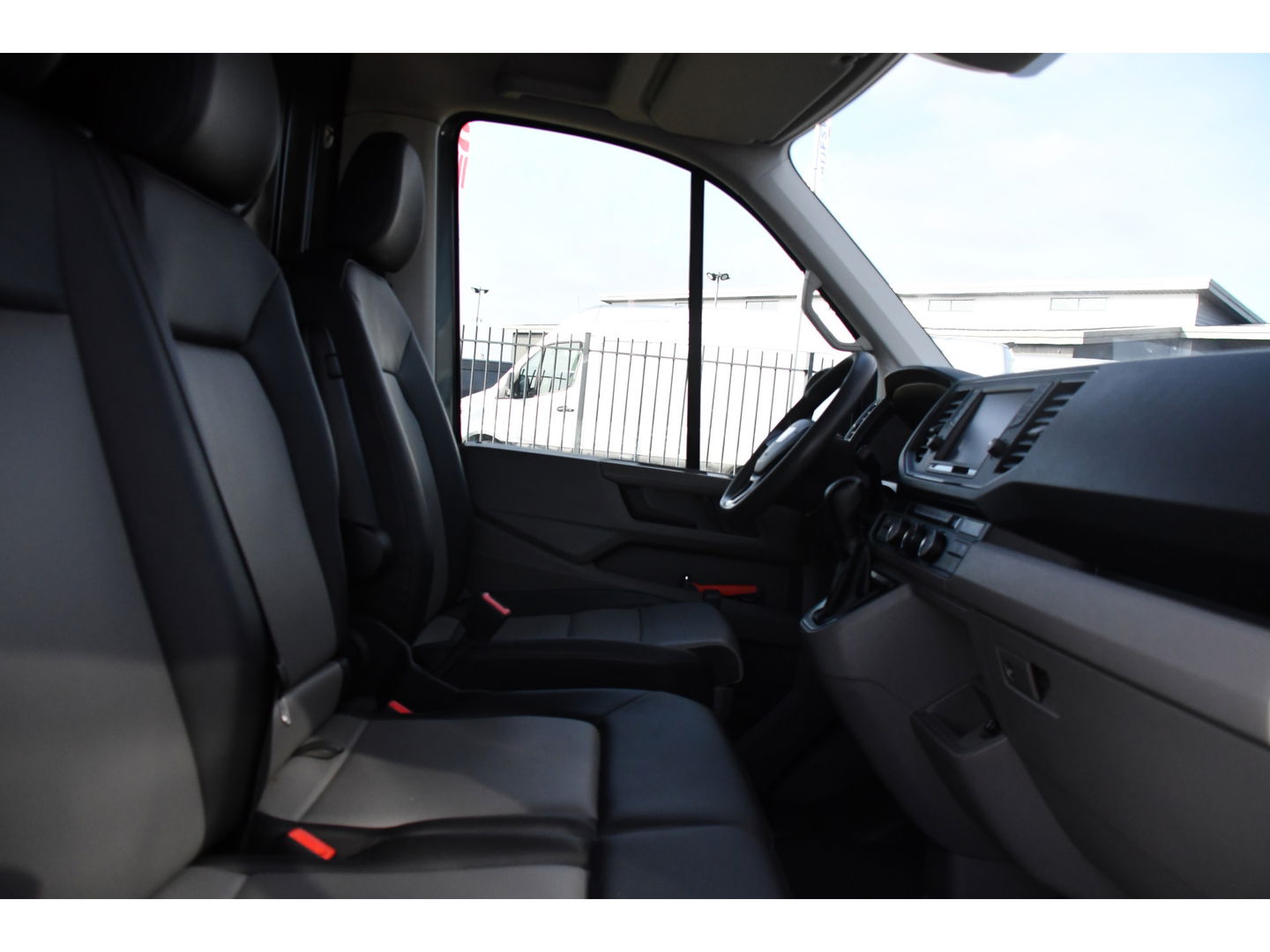 MAN TGE 2.0 L3H3 PB Edition Camera, Cruise, Carplay, LED, Clima, Stoelverwarming, Trekhaak, 140pk, Sensoren, Leder, Uniek!