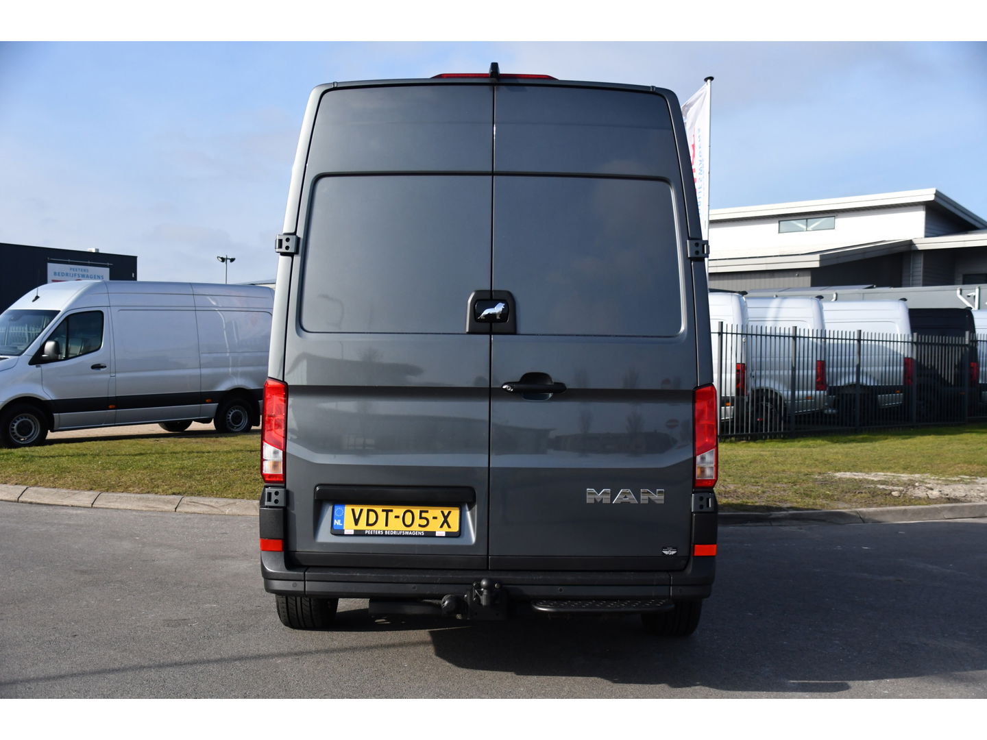 MAN TGE 2.0 L3H3 PB Edition Camera, Cruise, Carplay, LED, Clima, Stoelverwarming, Trekhaak, 140pk, Sensoren, Leder, Uniek!