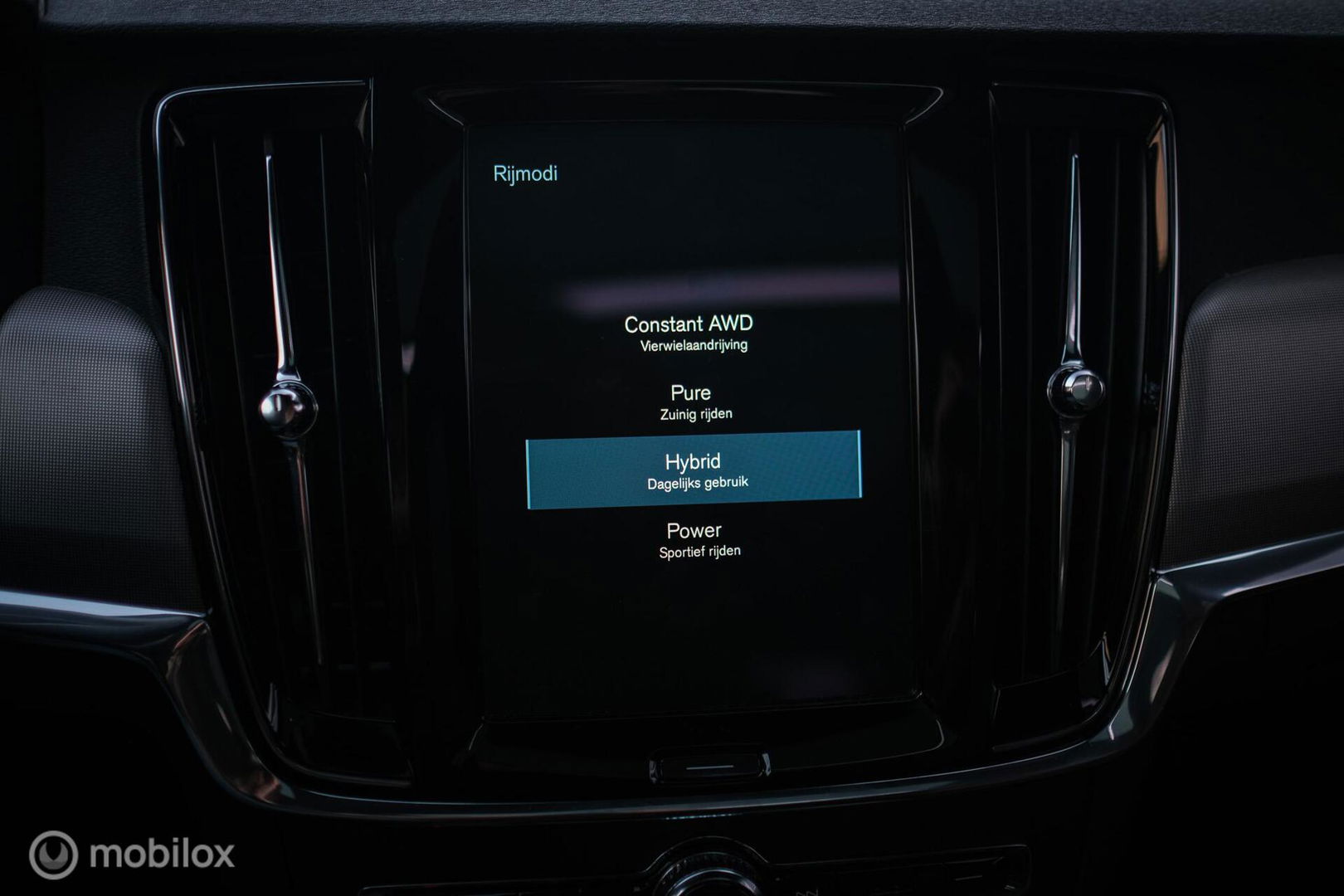 Volvo V90 2.0 T6 AWD Inscription 340 pk | Trekhaak | Panoramadak | Pine Grey | NL auto NAP | Camera | Dealer OH | 1e eigenaar | Zonnescher