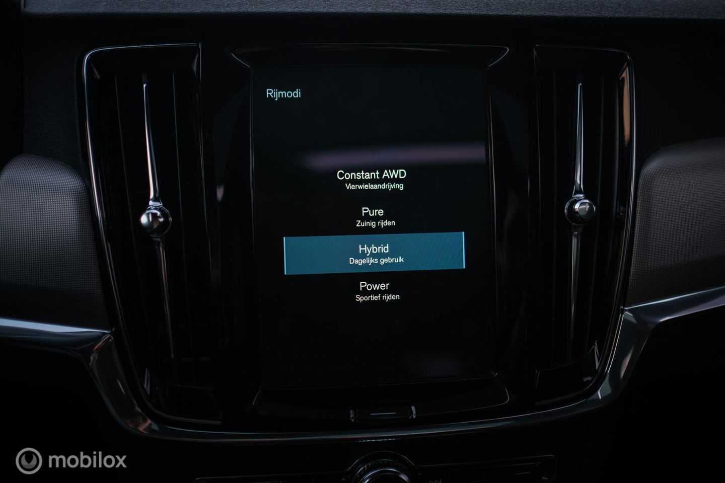 Volvo V90 2.0 T6 AWD Inscription 340 pk | Trekhaak | Panoramadak | Pine Grey | NL auto NAP | Camera | Dealer OH | 1e eigenaar | Zonnescher