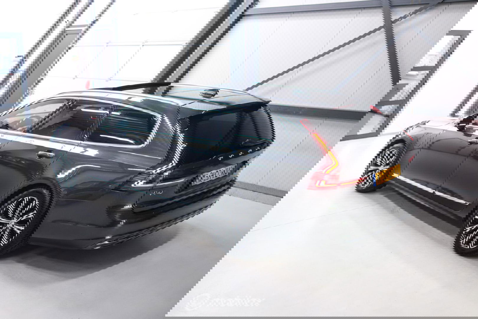 Volvo V90 2.0 T6 AWD Inscription 340 pk | Trekhaak | Panoramadak | Pine Grey | NL auto NAP | Camera | Dealer OH | 1e eigenaar | Zonnescher