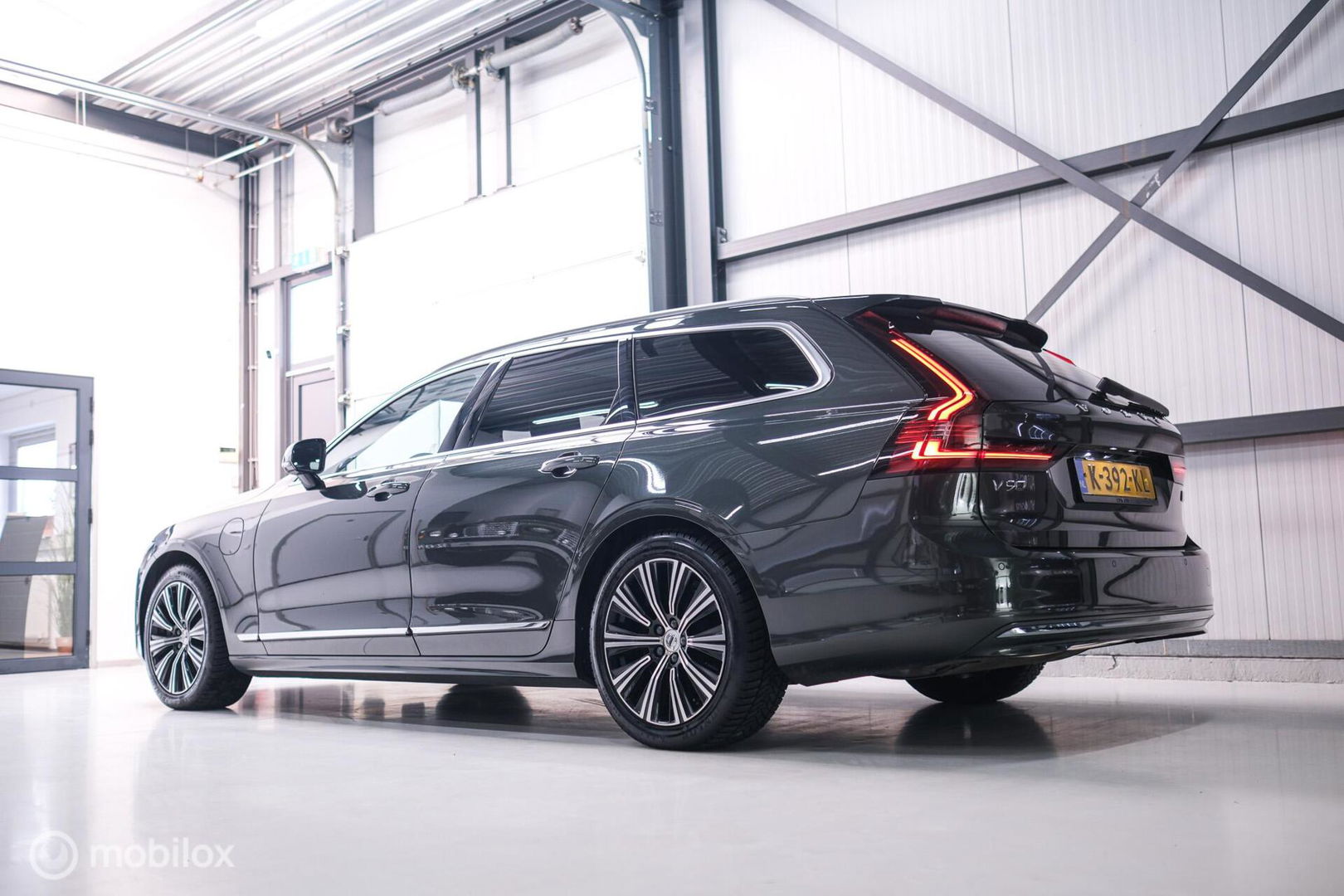 Volvo V90 2.0 T6 AWD Inscription 340 pk | Trekhaak | Panoramadak | Pine Grey | NL auto NAP | Camera | Dealer OH | 1e eigenaar | Zonnescher