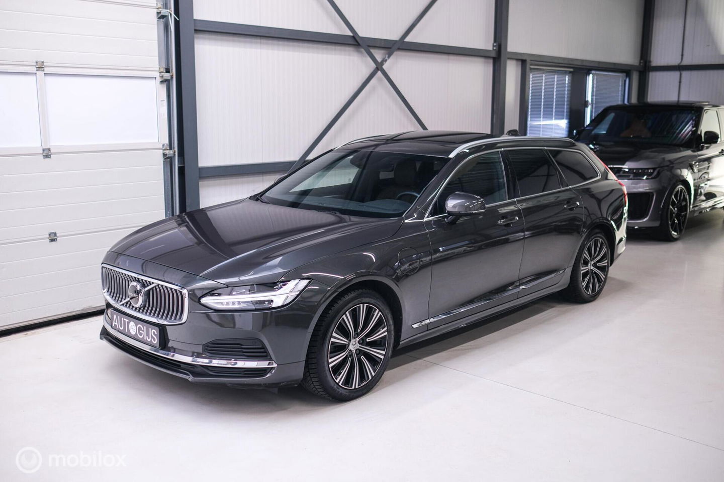 Volvo V90 2.0 T6 AWD Inscription 340 pk | Trekhaak | Panoramadak | Pine Grey | NL auto NAP | Camera | Dealer OH | 1e eigenaar | Zonnescher
