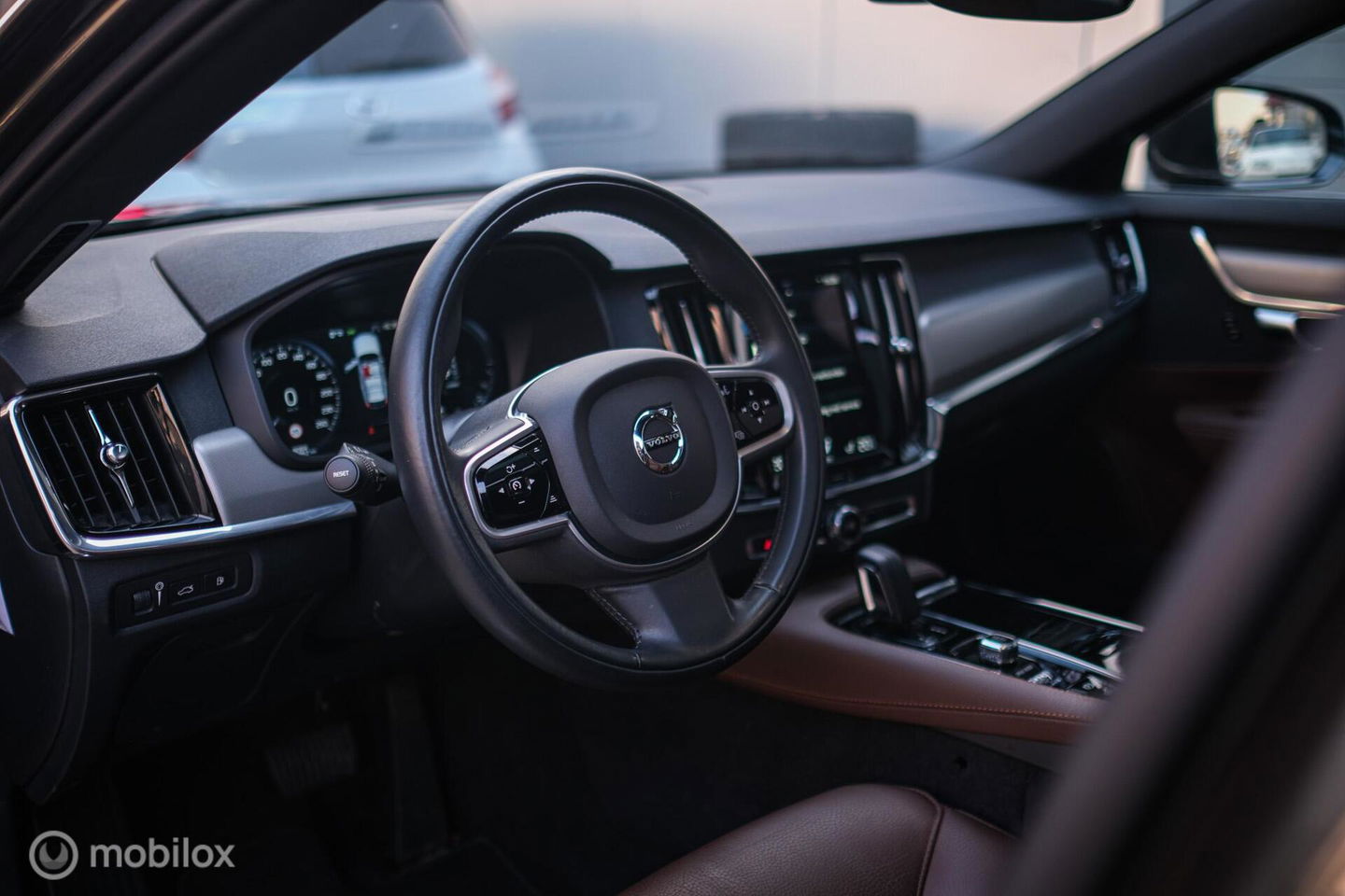 Volvo V90 2.0 T6 AWD Inscription 340 pk | Trekhaak | Panoramadak | Pine Grey | NL auto NAP | Camera | Dealer OH | 1e eigenaar | Zonnescher