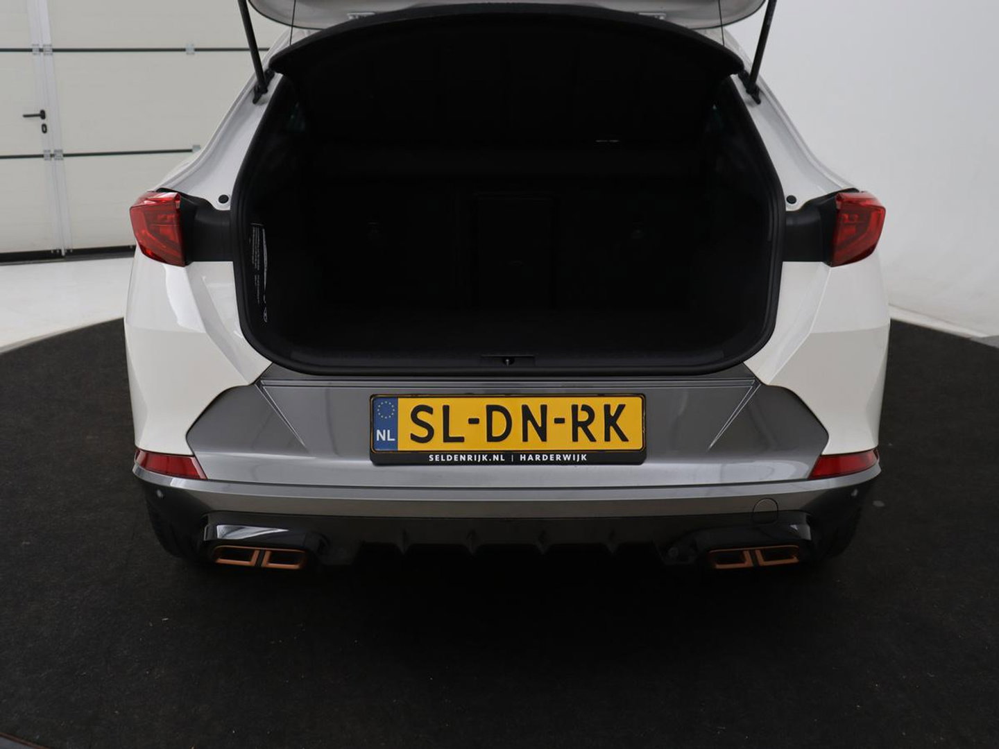 CUPRA Formentor 1.4 eHybrid VZ | SOH 90% | 245pk | Adaptive cruise | Stuurverwarming | Carplay | Sfeerverlichting | Camera | Sportstoelen | Full LED | Half leder | Navigatie | Keyless | PHEV | Plug In