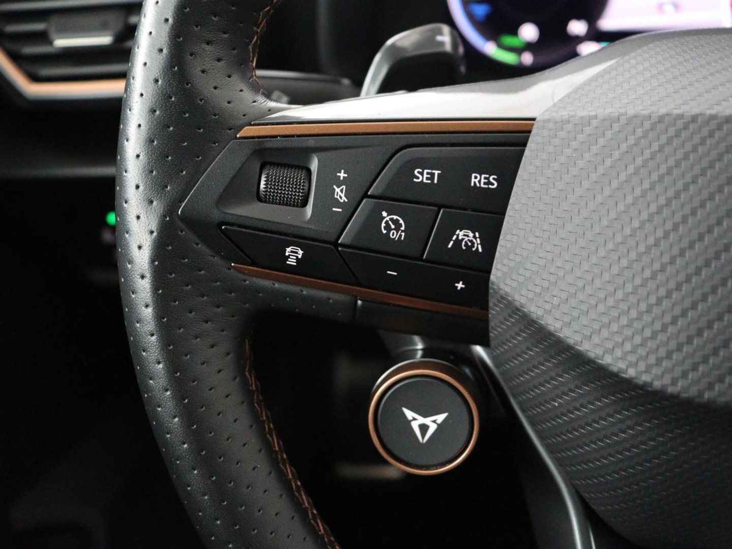 CUPRA Formentor 1.4 eHybrid VZ | SOH 90% | 245pk | Adaptive cruise | Stuurverwarming | Carplay | Sfeerverlichting | Camera | Sportstoelen | Full LED | Half leder | Navigatie | Keyless | PHEV | Plug In