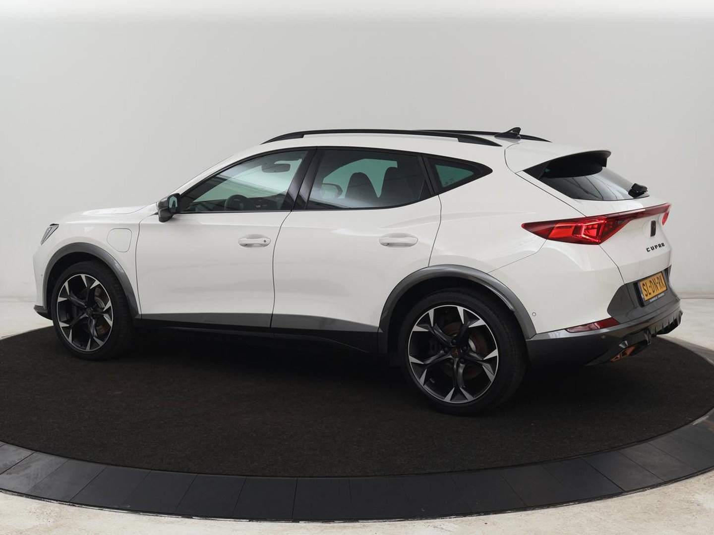 CUPRA Formentor 1.4 eHybrid VZ | SOH 90% | 245pk | Adaptive cruise | Stuurverwarming | Carplay | Sfeerverlichting | Camera | Sportstoelen | Full LED | Half leder | Navigatie | Keyless | PHEV | Plug In