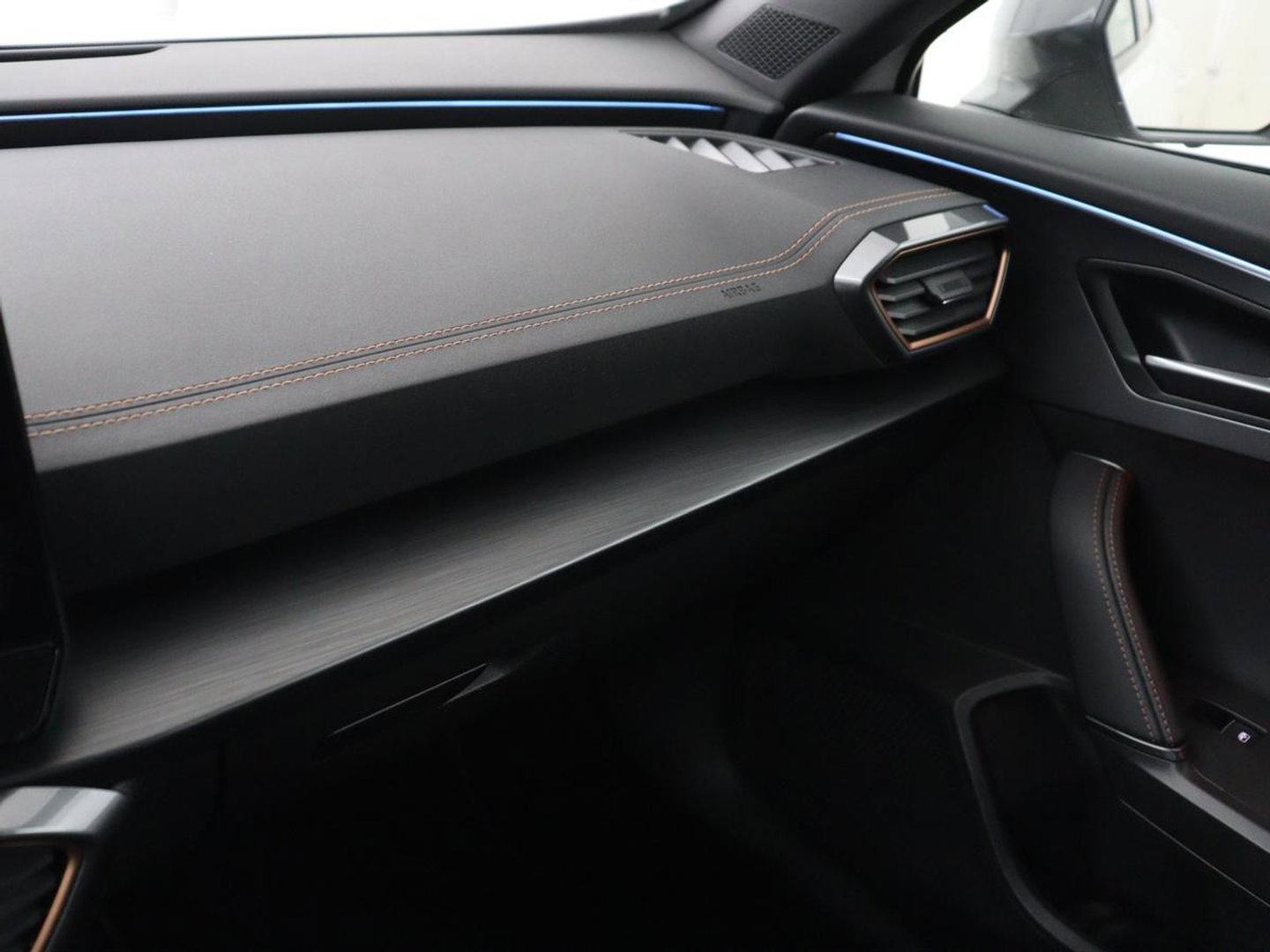 CUPRA Formentor 1.4 eHybrid VZ | SOH 90% | 245pk | Adaptive cruise | Stuurverwarming | Carplay | Sfeerverlichting | Camera | Sportstoelen | Full LED | Half leder | Navigatie | Keyless | PHEV | Plug In