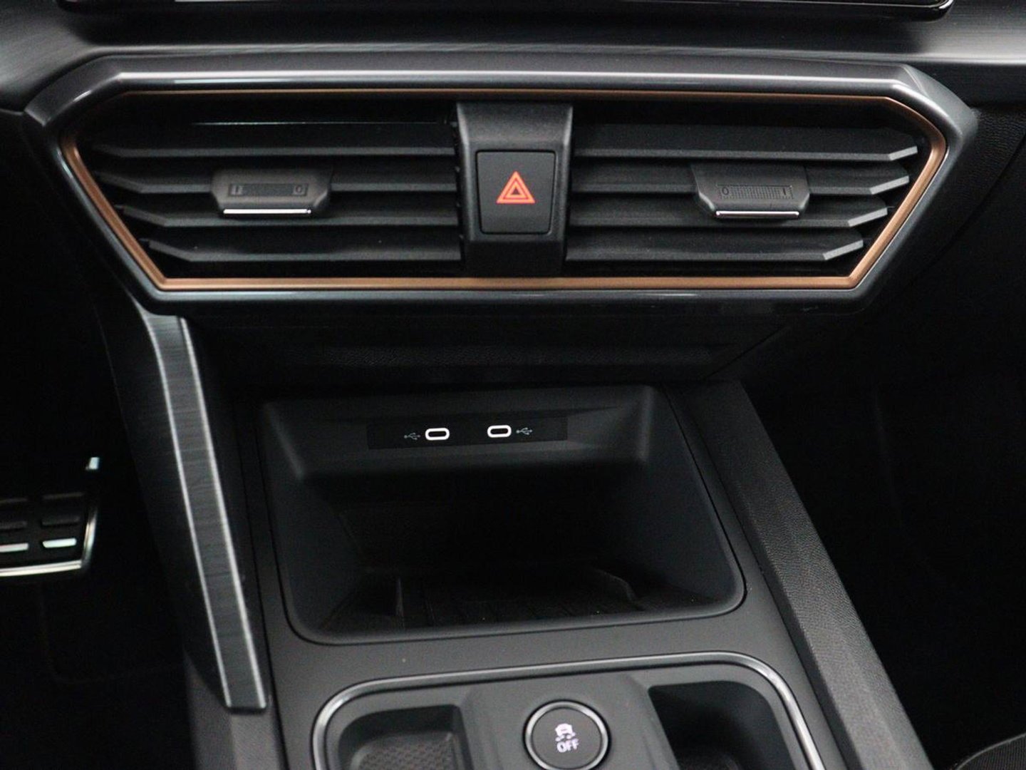 CUPRA Formentor 1.4 eHybrid VZ | SOH 90% | 245pk | Adaptive cruise | Stuurverwarming | Carplay | Sfeerverlichting | Camera | Sportstoelen | Full LED | Half leder | Navigatie | Keyless | PHEV | Plug In