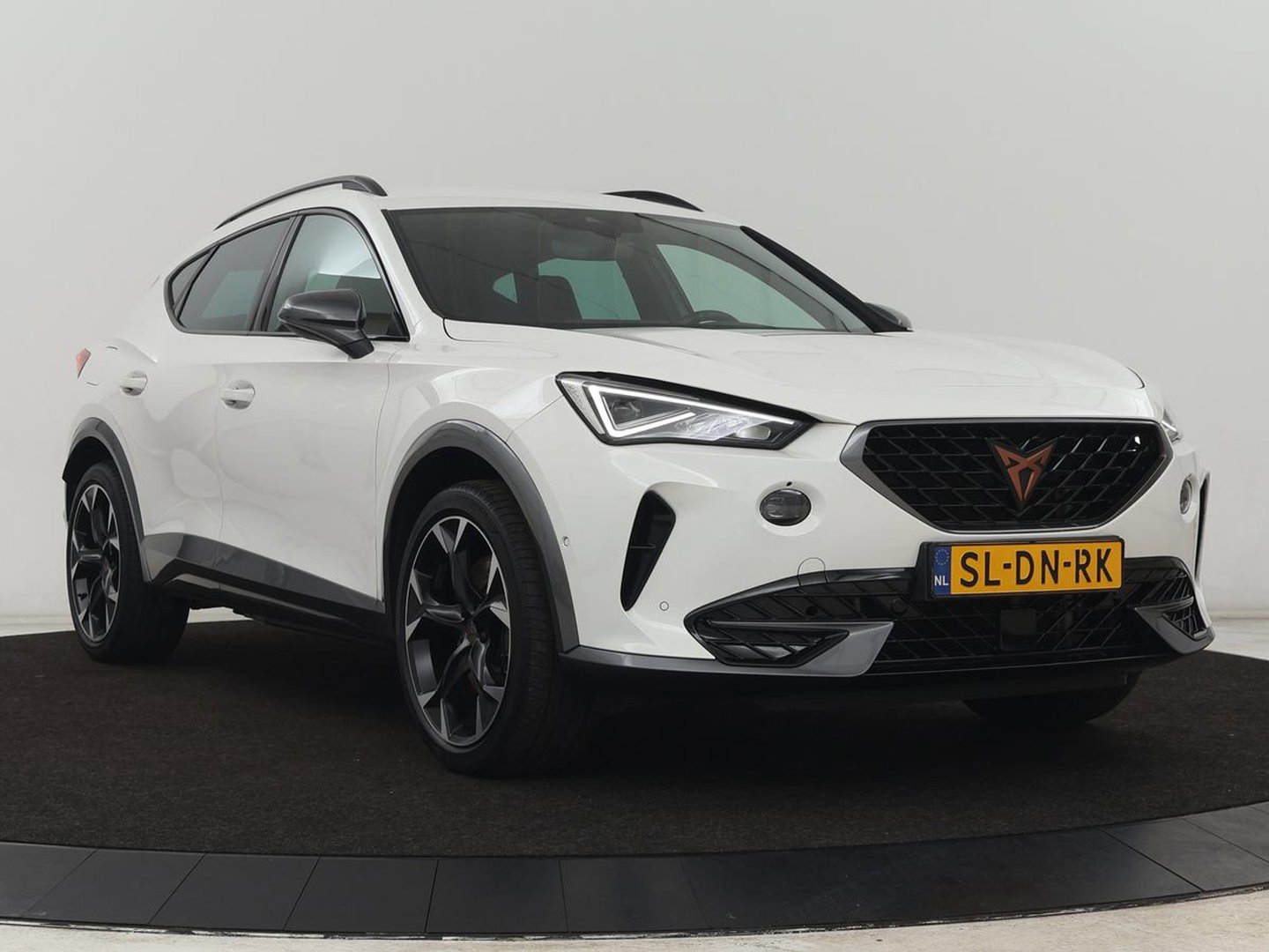 CUPRA Formentor 1.4 eHybrid VZ | SOH 90% | 245pk | Adaptive cruise | Stuurverwarming | Carplay | Sfeerverlichting | Camera | Sportstoelen | Full LED | Half leder | Navigatie | Keyless | PHEV | Plug In