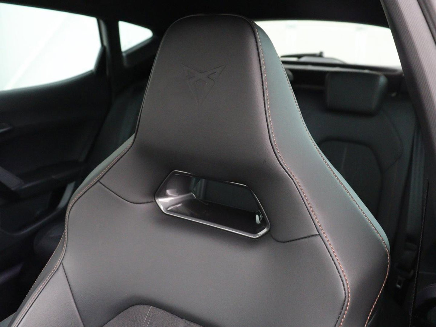 CUPRA Formentor 1.4 eHybrid VZ | SOH 90% | 245pk | Adaptive cruise | Stuurverwarming | Carplay | Sfeerverlichting | Camera | Sportstoelen | Full LED | Half leder | Navigatie | Keyless | PHEV | Plug In