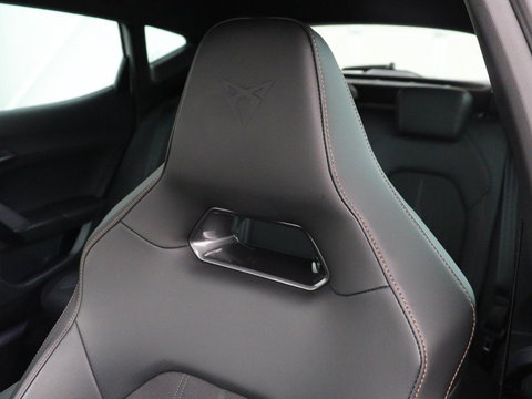 CUPRA Formentor 1.4 eHybrid VZ | SOH 90% | 245pk | Adaptive cruise | Stuurverwarming | Carplay | Sfeerverlichting | Camera | Sportstoelen | Full LED | Half leder | Navigatie | Keyless | PHEV | Plug In