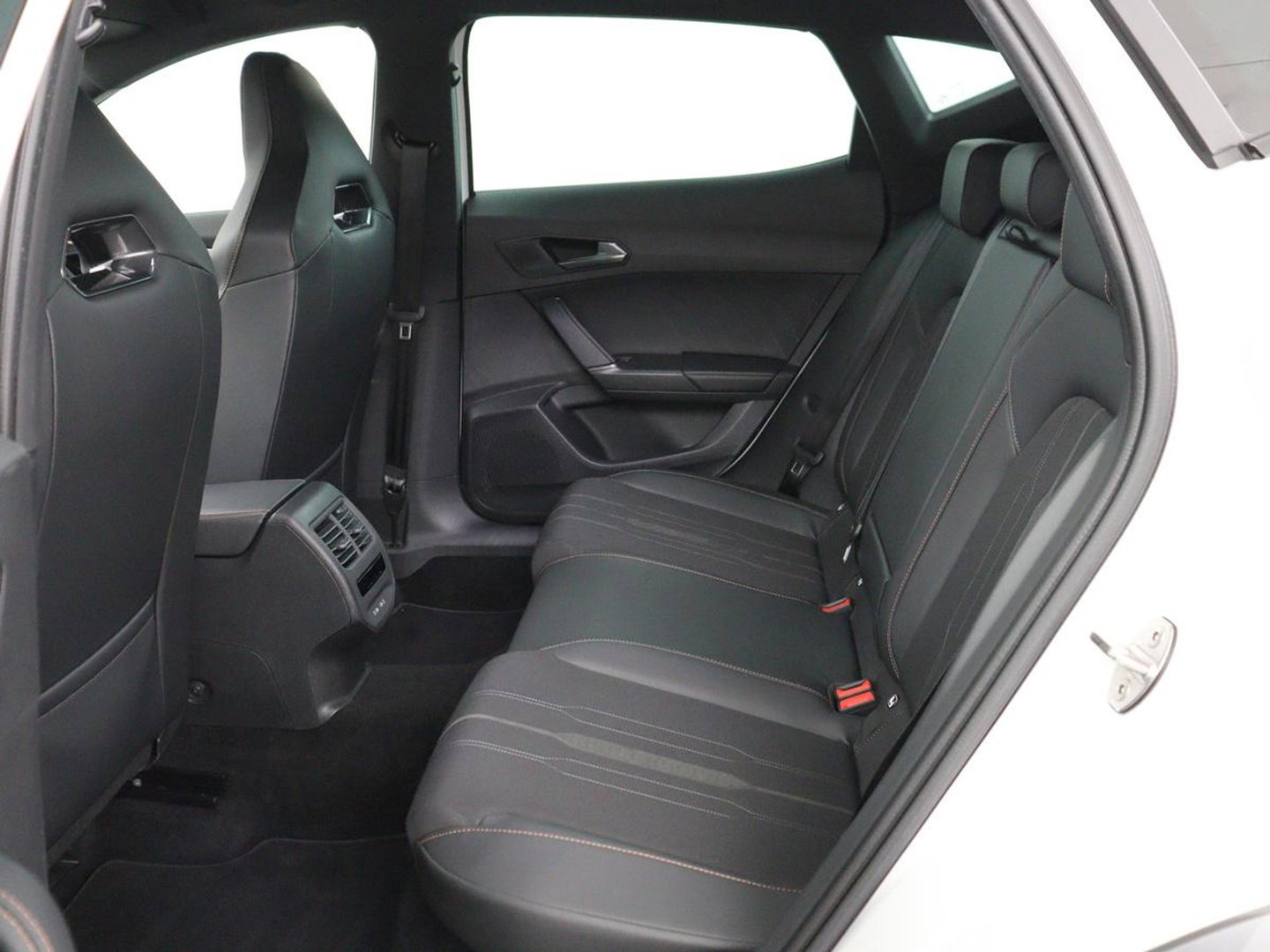 CUPRA Formentor 1.4 eHybrid VZ | SOH 90% | 245pk | Adaptive cruise | Stuurverwarming | Carplay | Sfeerverlichting | Camera | Sportstoelen | Full LED | Half leder | Navigatie | Keyless | PHEV | Plug In