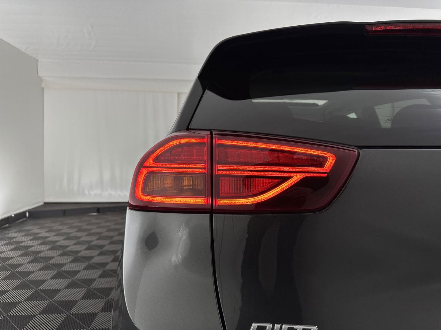 Kia Niro 1.6 GDi Hybrid ExecutiveLine (INCL-BTW) Aut. *PANO |  LEATHER | FULL-LED | NAVI-FULLMAP | DIGI-COCKPIT | HEATED-COMFORTSEATS | CAMERA | DAB+ | KEYLESS | ECC | SHIFTPADDLES | ADAPTIVE-CRUISE | LANE-ASSIST | 16"ALU*