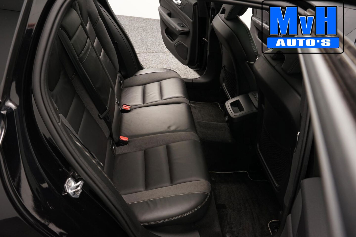 Volvo V60 2.0 B4 R-Design|PANO|H/K AUDIO|STOEL/STUUR.VERW|NAP