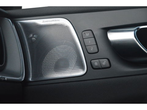 Volvo XC60 T6 Hybride AWD Black Edition | Luchtvering | Bowers & Wilkins | 360° Camera | Head-Up Display | Panoramadak |