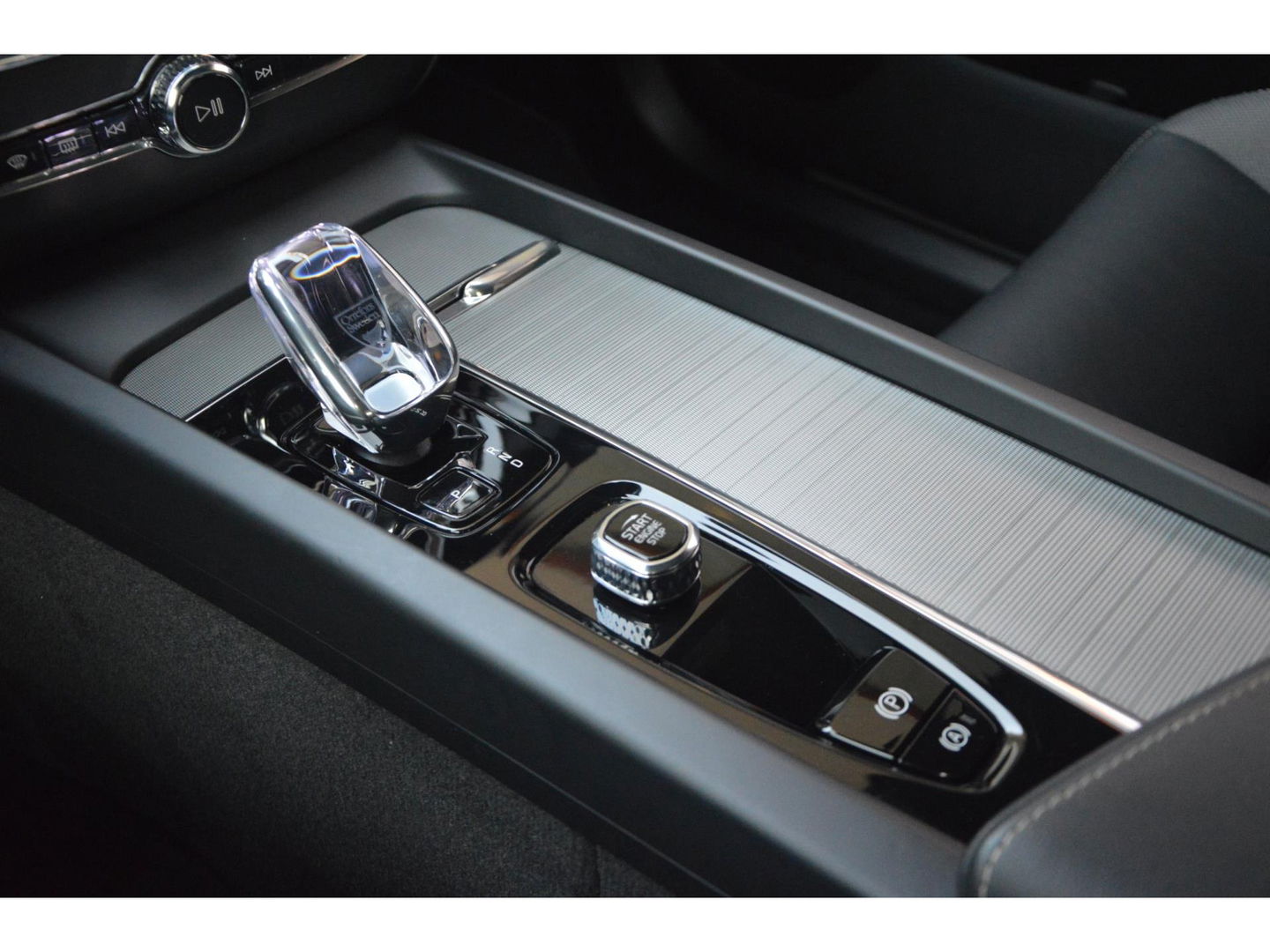 Volvo XC60 T6 Hybride AWD Black Edition | Luchtvering | Bowers & Wilkins | 360° Camera | Head-Up Display | Panoramadak |