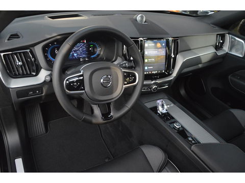 Volvo XC60 T6 Hybride AWD Black Edition | Luchtvering | Bowers & Wilkins | 360° Camera | Head-Up Display | Panoramadak |