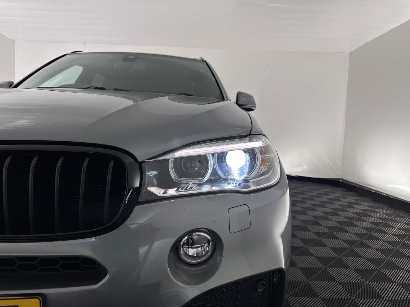 BMW X5 xDrive40d *Right-Hand-Drive* M-Sportpack High Executive [ 7-Pers. ] Aut. *LEATHER | XENON | MEMORY-PACK | HEATED-SPORTSEATS | NAVI-FULLMAP | SHIFTPADDLES | PRIVACYGLASS | ECC | TOWBAR | PDC | CRUISE | 20''ALU*