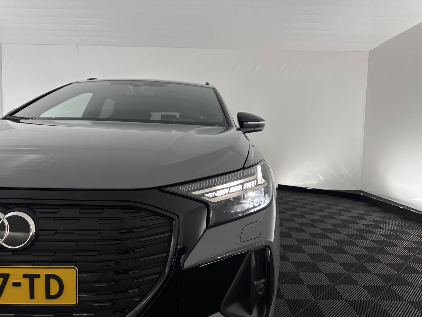 Audi Q4 e-tron 40 S-edition 77 kWh [ 3-Fase-11kW ] {SOH-89%} (INCL-BTW) *HEATPUMP | LEATHER-FABRIC | MATRIX-LED | ADAPTIVE-CRUISE | HEATED-SPORTSEATS | AMBIENTLIGHT | DIGI-COCKPIT | CAMERA | KEYLESS | DAB+ | NAVI-FULLMAP | TOWBAR | PRIVACYGLASS | 20"AL