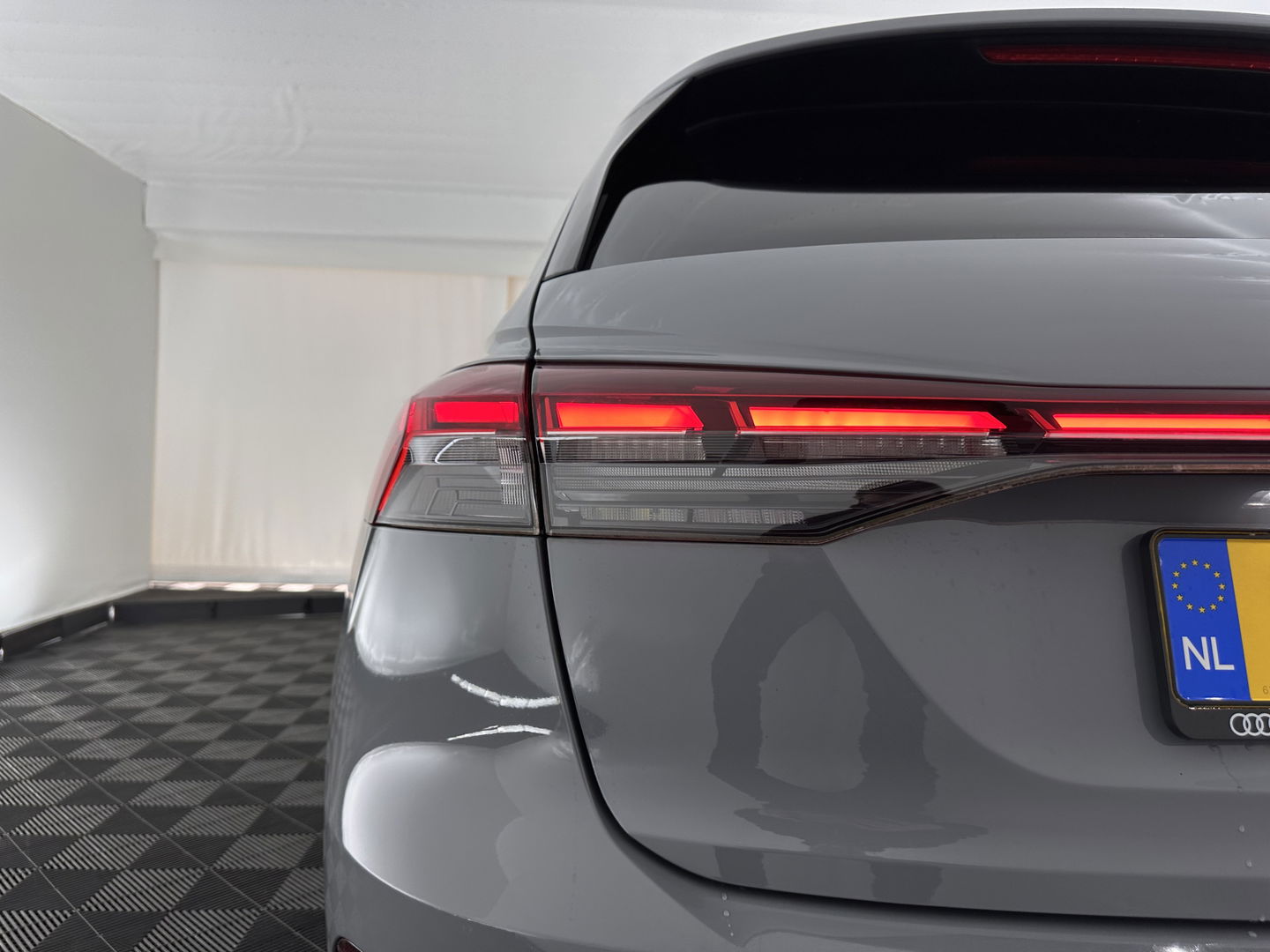 Audi Q4 e-tron 40 S-edition 77 kWh [ 3-Fase-11kW ] {SOH-89%} (INCL-BTW) *HEATPUMP | LEATHER-FABRIC | MATRIX-LED | ADAPTIVE-CRUISE | HEATED-SPORTSEATS | AMBIENTLIGHT | DIGI-COCKPIT | CAMERA | KEYLESS | DAB+ | NAVI-FULLMAP | TOWBAR | PRIVACYGLASS | 20"AL