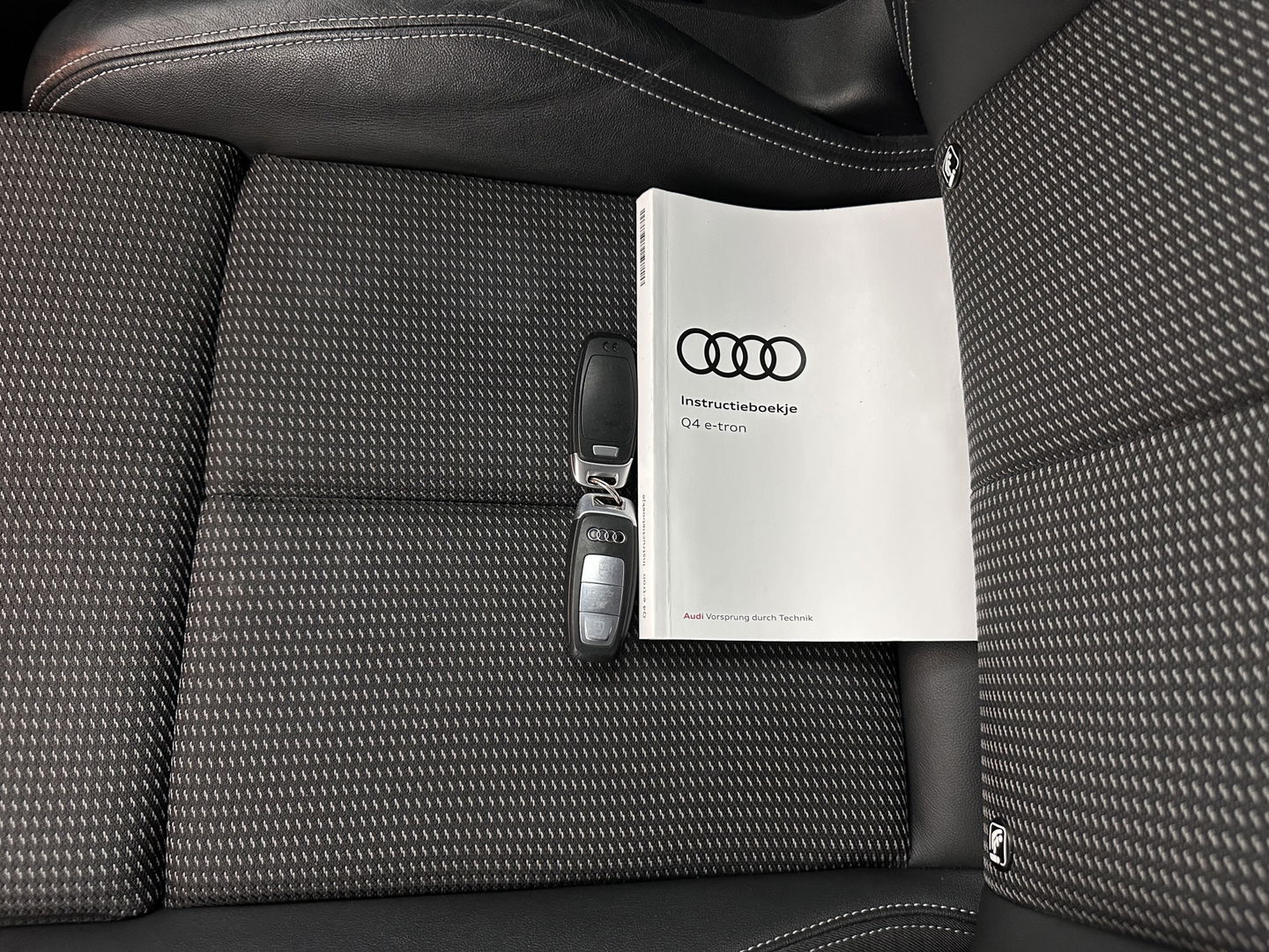 Audi Q4 e-tron 40 S-edition 77 kWh [ 3-Fase-11kW ] {SOH-89%} (INCL-BTW) *HEATPUMP | LEATHER-FABRIC | MATRIX-LED | ADAPTIVE-CRUISE | HEATED-SPORTSEATS | AMBIENTLIGHT | DIGI-COCKPIT | CAMERA | KEYLESS | DAB+ | NAVI-FULLMAP | TOWBAR | PRIVACYGLASS | 20"AL