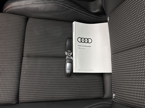 Audi Q4 e-tron 40 S-edition 77 kWh [ 3-Fase-11kW ] {SOH-89%} (INCL-BTW) *HEATPUMP | LEATHER-FABRIC | MATRIX-LED | ADAPTIVE-CRUISE | HEATED-SPORTSEATS | AMBIENTLIGHT | DIGI-COCKPIT | CAMERA | KEYLESS | DAB+ | NAVI-FULLMAP | TOWBAR | PRIVACYGLASS | 20"AL