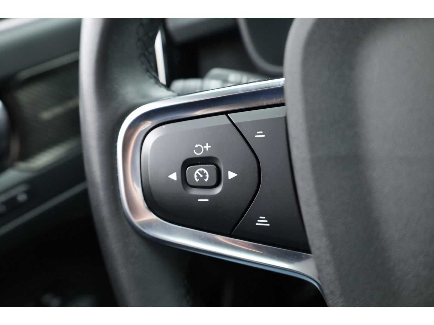 Volvo XC40 1.5 T5 Plug-in hybrid Plus Dark Facelift | Trekhaak elek. | 20 inch | elek. Sportstoelen | H&K Audio |