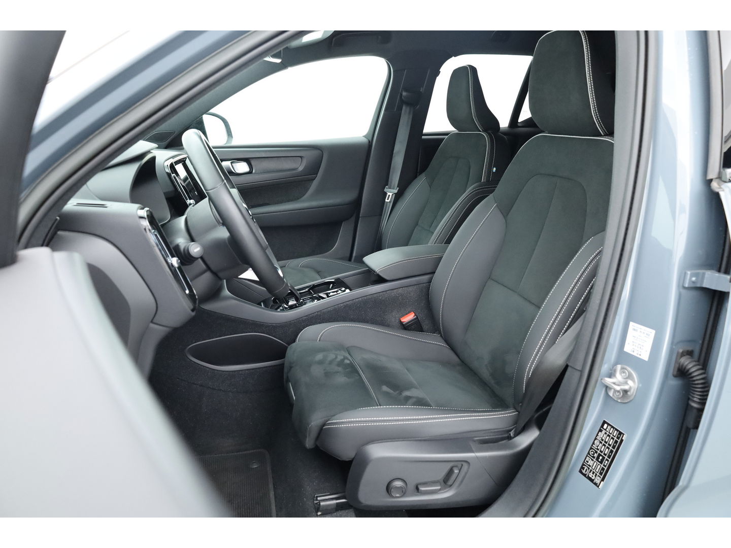 Volvo XC40 1.5 T5 Plug-in hybrid Plus Dark Facelift | Trekhaak elek. | 20 inch | elek. Sportstoelen | H&K Audio |