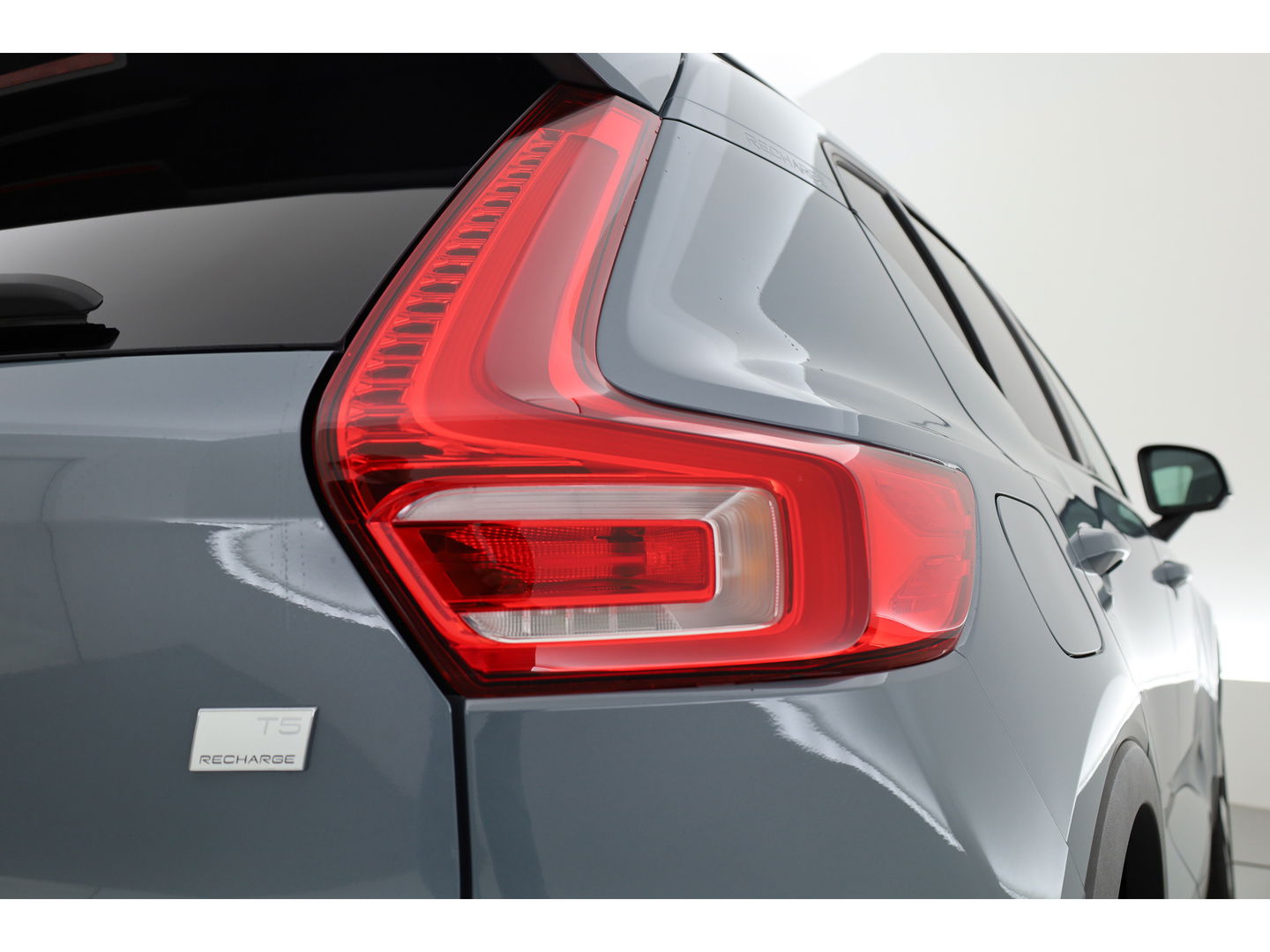 Volvo XC40 1.5 T5 Plug-in hybrid Plus Dark Facelift | Trekhaak elek. | 20 inch | elek. Sportstoelen | H&K Audio |