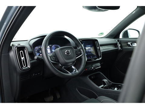 Volvo XC40 1.5 T5 Plug-in hybrid Plus Dark Facelift | Trekhaak elek. | 20 inch | elek. Sportstoelen | H&K Audio |