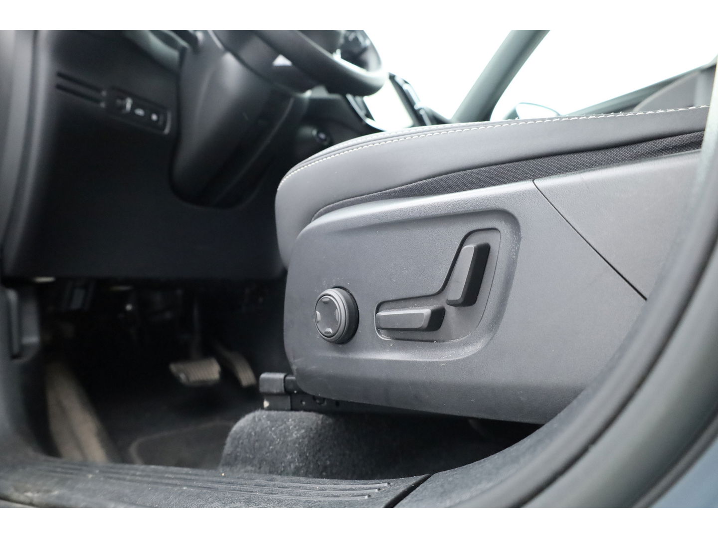 Volvo XC40 1.5 T5 Plug-in hybrid Plus Dark Facelift | Trekhaak elek. | 20 inch | elek. Sportstoelen | H&K Audio |