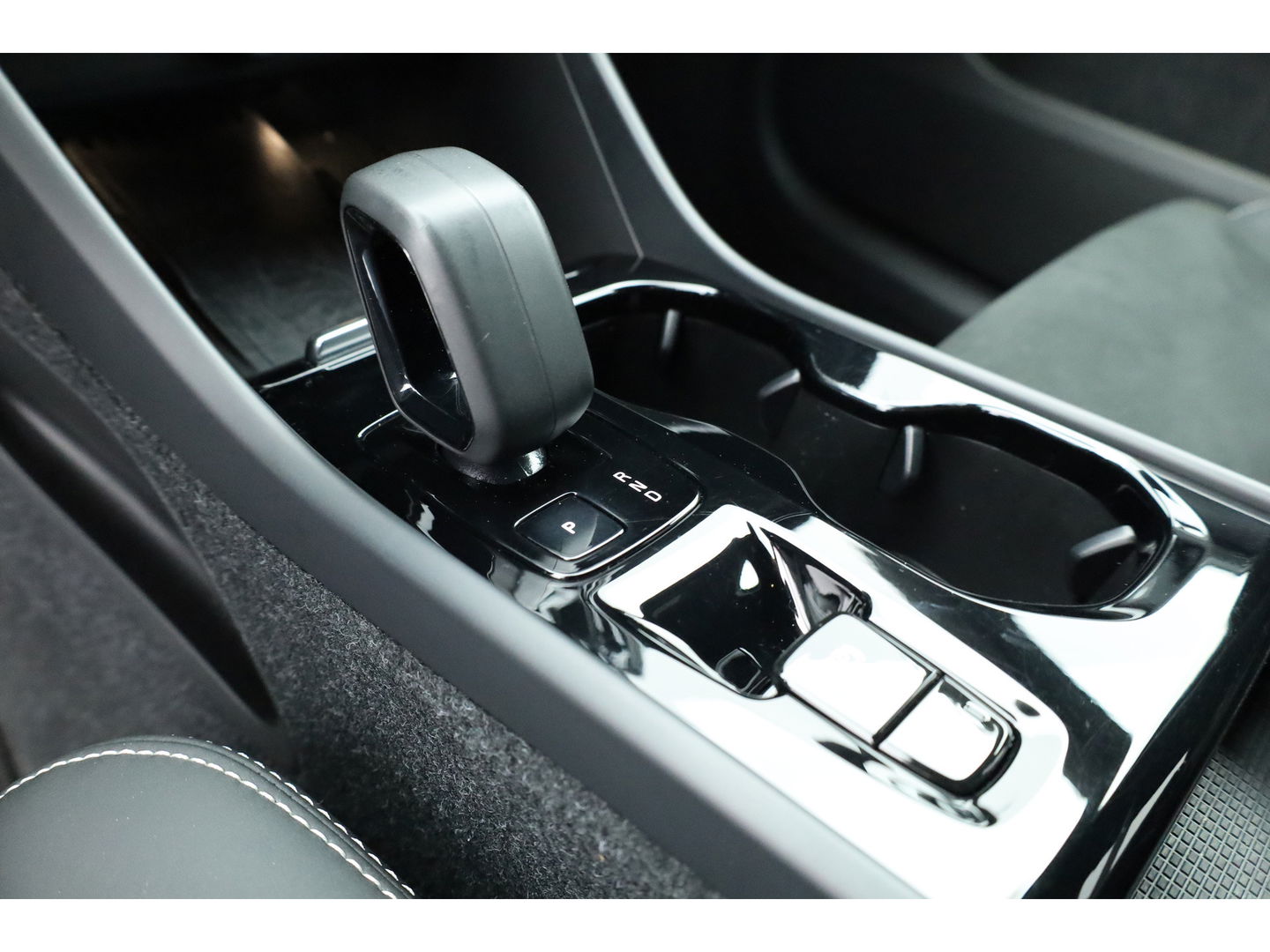 Volvo XC40 1.5 T5 Plug-in hybrid Plus Dark Facelift | Trekhaak elek. | 20 inch | elek. Sportstoelen | H&K Audio |