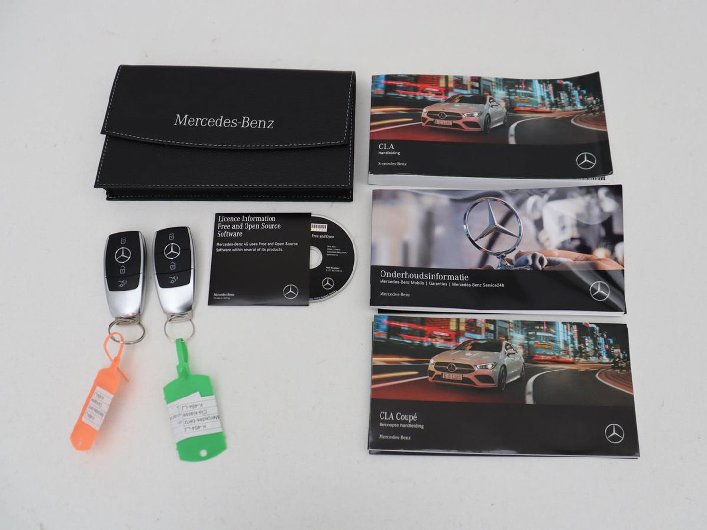 Mercedes-Benz CLA-Klasse 250e AMG | SOH 98% | Stoelverwarming | Widescreen | Sfeerverlichting | Full LED | Park Assist | Camera | Navigatie | Half leder | PHEV | Plug In