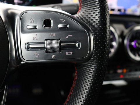 Mercedes-Benz CLA-Klasse 250e AMG | SOH 98% | Stoelverwarming | Widescreen | Sfeerverlichting | Full LED | Park Assist | Camera | Navigatie | Half leder | PHEV | Plug In