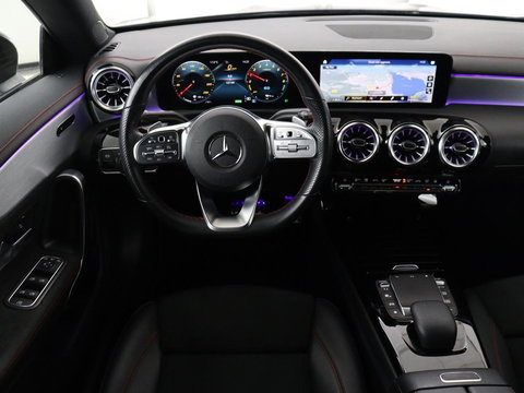 Mercedes-Benz CLA-Klasse 250e AMG | SOH 98% | Stoelverwarming | Widescreen | Sfeerverlichting | Full LED | Park Assist | Camera | Navigatie | Half leder | PHEV | Plug In