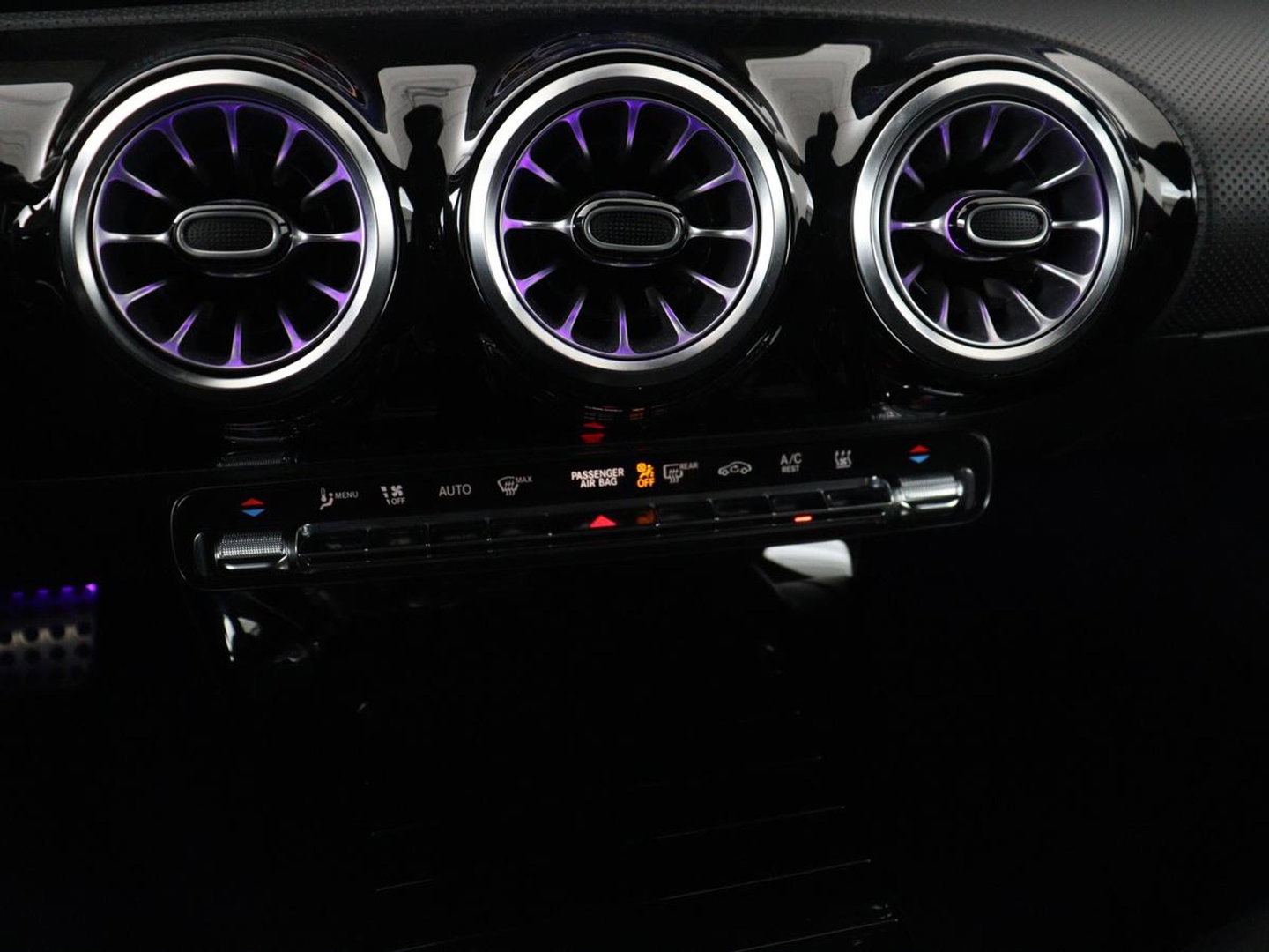 Mercedes-Benz CLA-Klasse 250e AMG | SOH 98% | Stoelverwarming | Widescreen | Sfeerverlichting | Full LED | Park Assist | Camera | Navigatie | Half leder | PHEV | Plug In