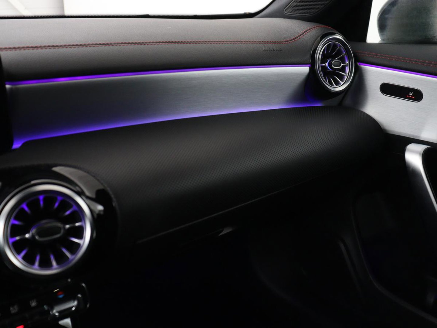 Mercedes-Benz CLA-Klasse 250e AMG | SOH 98% | Stoelverwarming | Widescreen | Sfeerverlichting | Full LED | Park Assist | Camera | Navigatie | Half leder | PHEV | Plug In