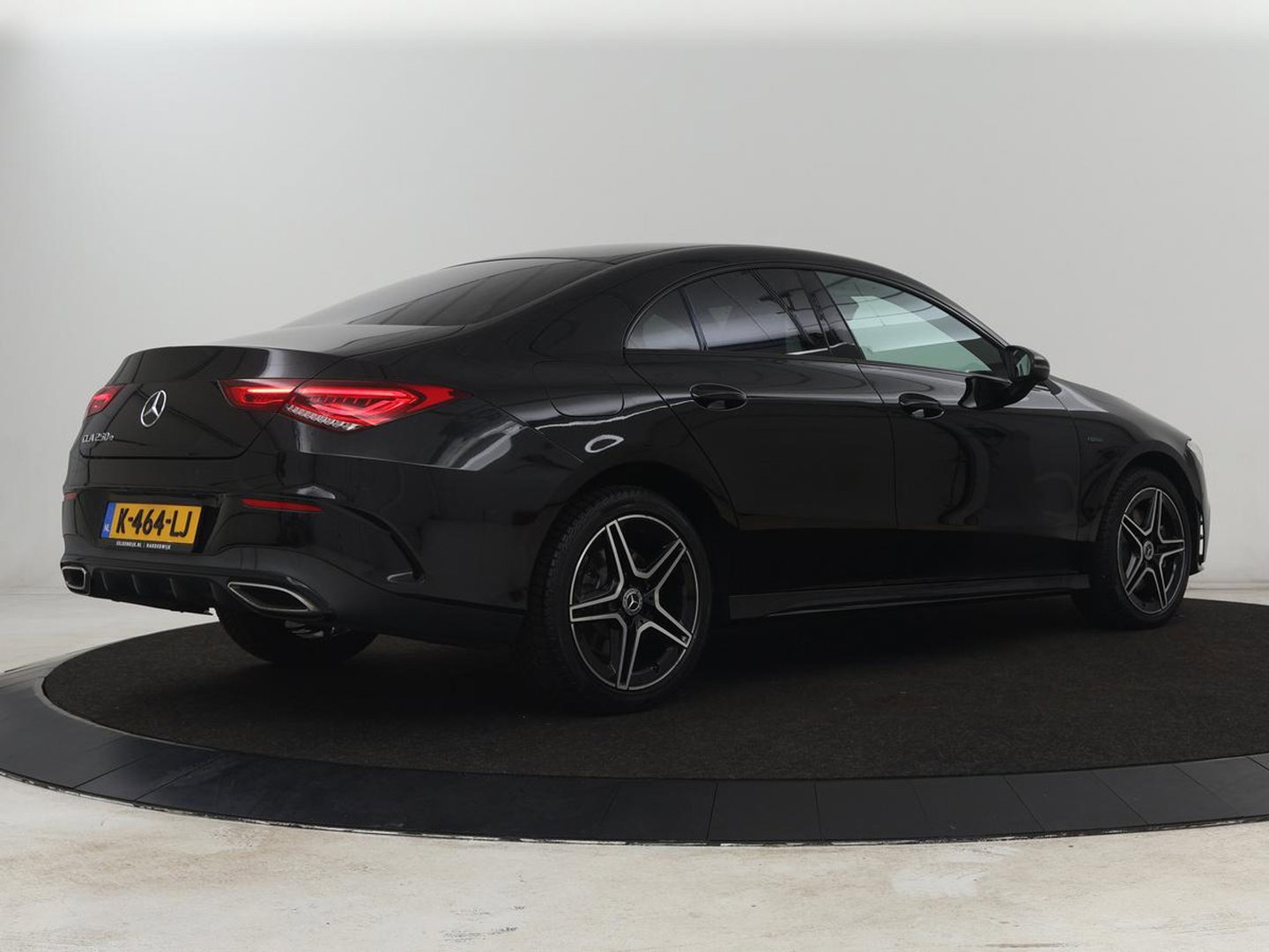 Mercedes-Benz CLA-Klasse 250e AMG | SOH 98% | Stoelverwarming | Widescreen | Sfeerverlichting | Full LED | Park Assist | Camera | Navigatie | Half leder | PHEV | Plug In