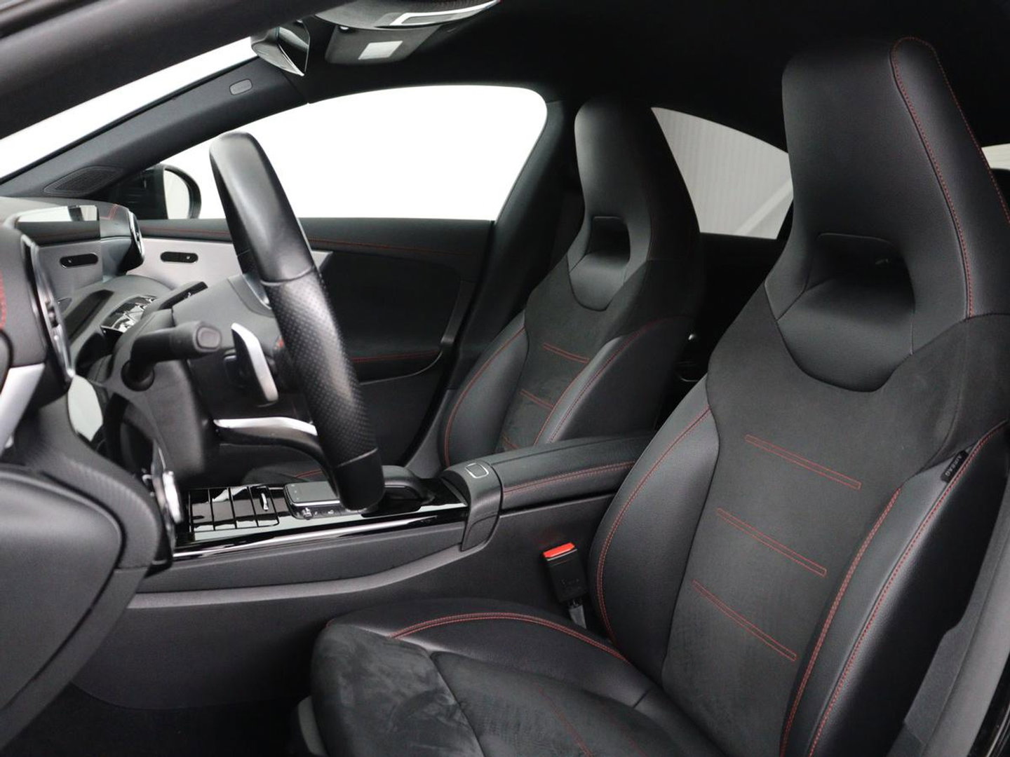 Mercedes-Benz CLA-Klasse 250e AMG | SOH 98% | Stoelverwarming | Widescreen | Sfeerverlichting | Full LED | Park Assist | Camera | Navigatie | Half leder | PHEV | Plug In