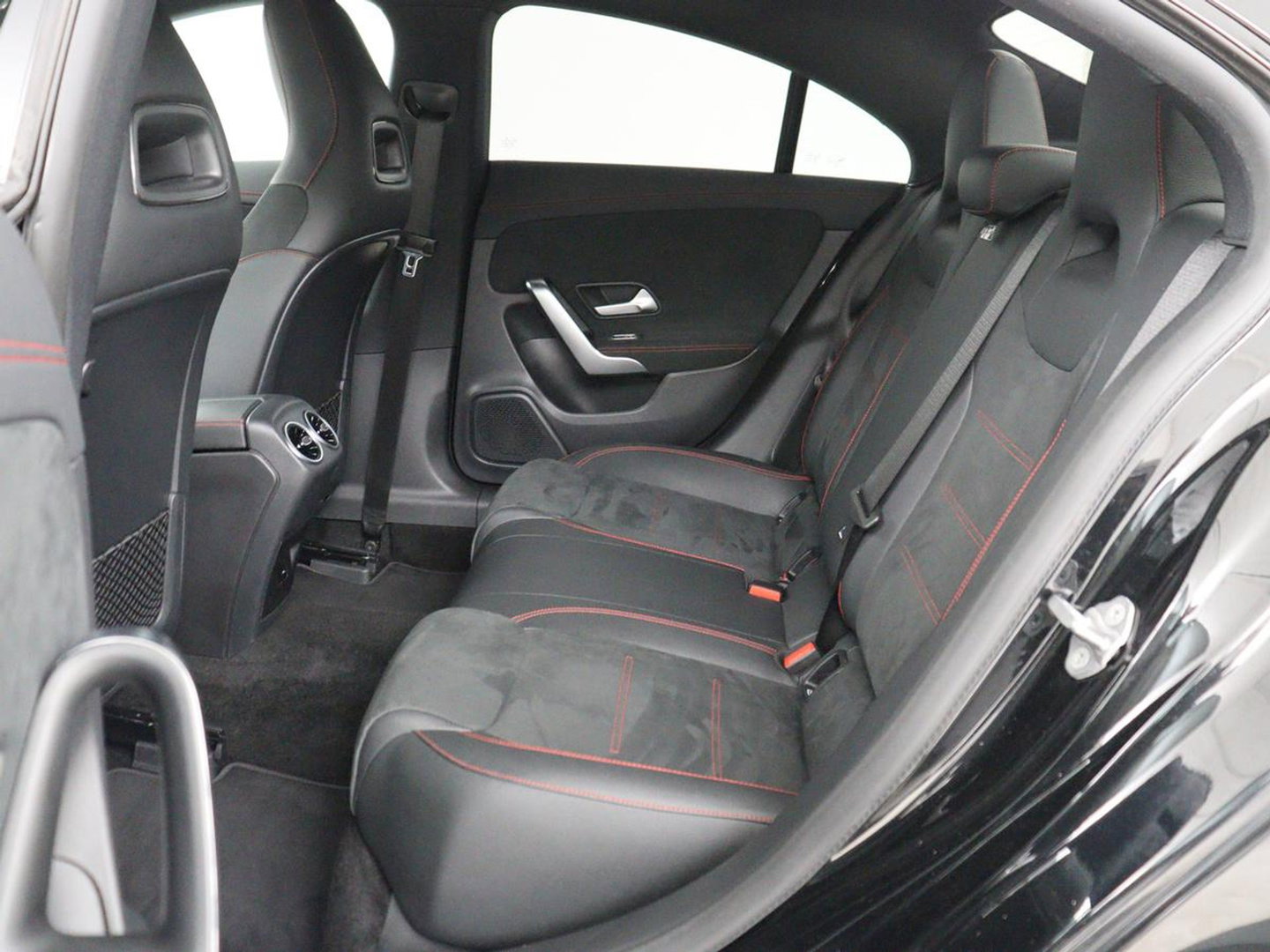 Mercedes-Benz CLA-Klasse 250e AMG | SOH 98% | Stoelverwarming | Widescreen | Sfeerverlichting | Full LED | Park Assist | Camera | Navigatie | Half leder | PHEV | Plug In