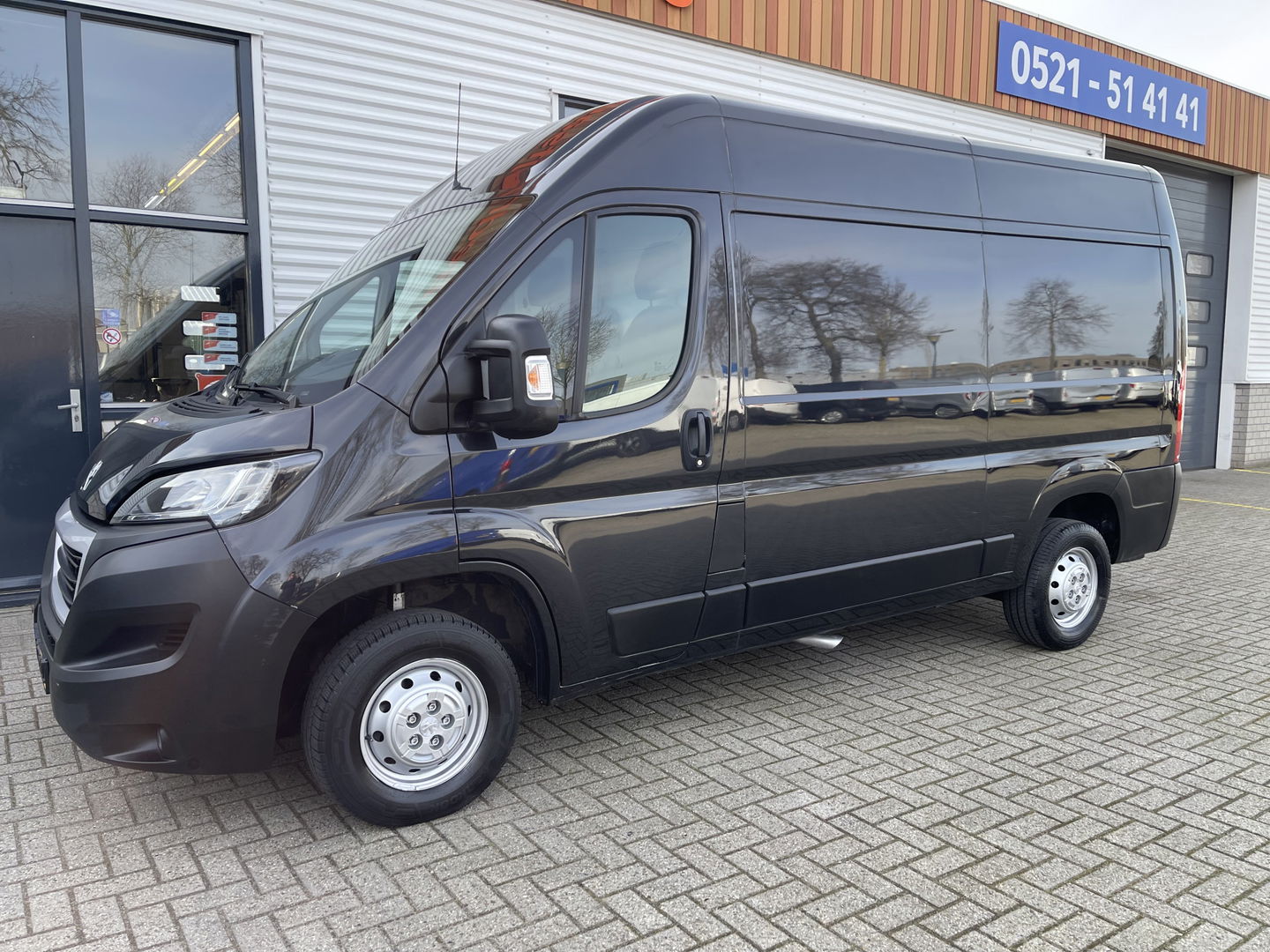 Peugeot Boxer 335 2.2 BlueHDi 165pk L2H2 Premium / vaste prijs rijklaar € 16.950 ex btw / lease vanaf € 285 / airco / cruise / navigatie / euro 6 / bpm vrij / trekhaak 2500 kg !