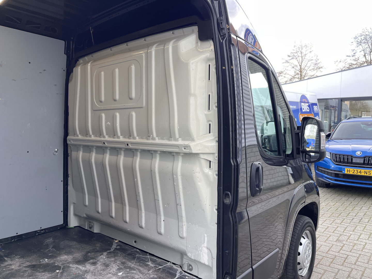 Peugeot Boxer 335 2.2 BlueHDi 165pk L2H2 Premium / vaste prijs rijklaar € 16.950 ex btw / lease vanaf € 285 / airco / cruise / navigatie / euro 6 / bpm vrij / trekhaak 2500 kg !