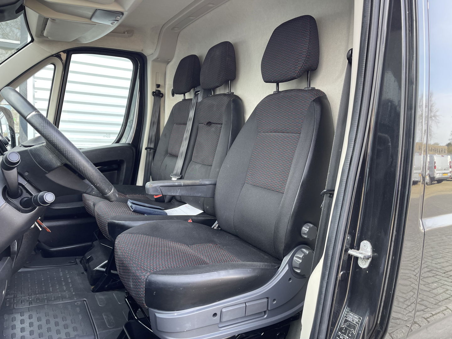 Peugeot Boxer 335 2.2 BlueHDi 165pk L2H2 Premium / vaste prijs rijklaar € 16.950 ex btw / lease vanaf € 285 / airco / cruise / navigatie / euro 6 / bpm vrij / trekhaak 2500 kg !